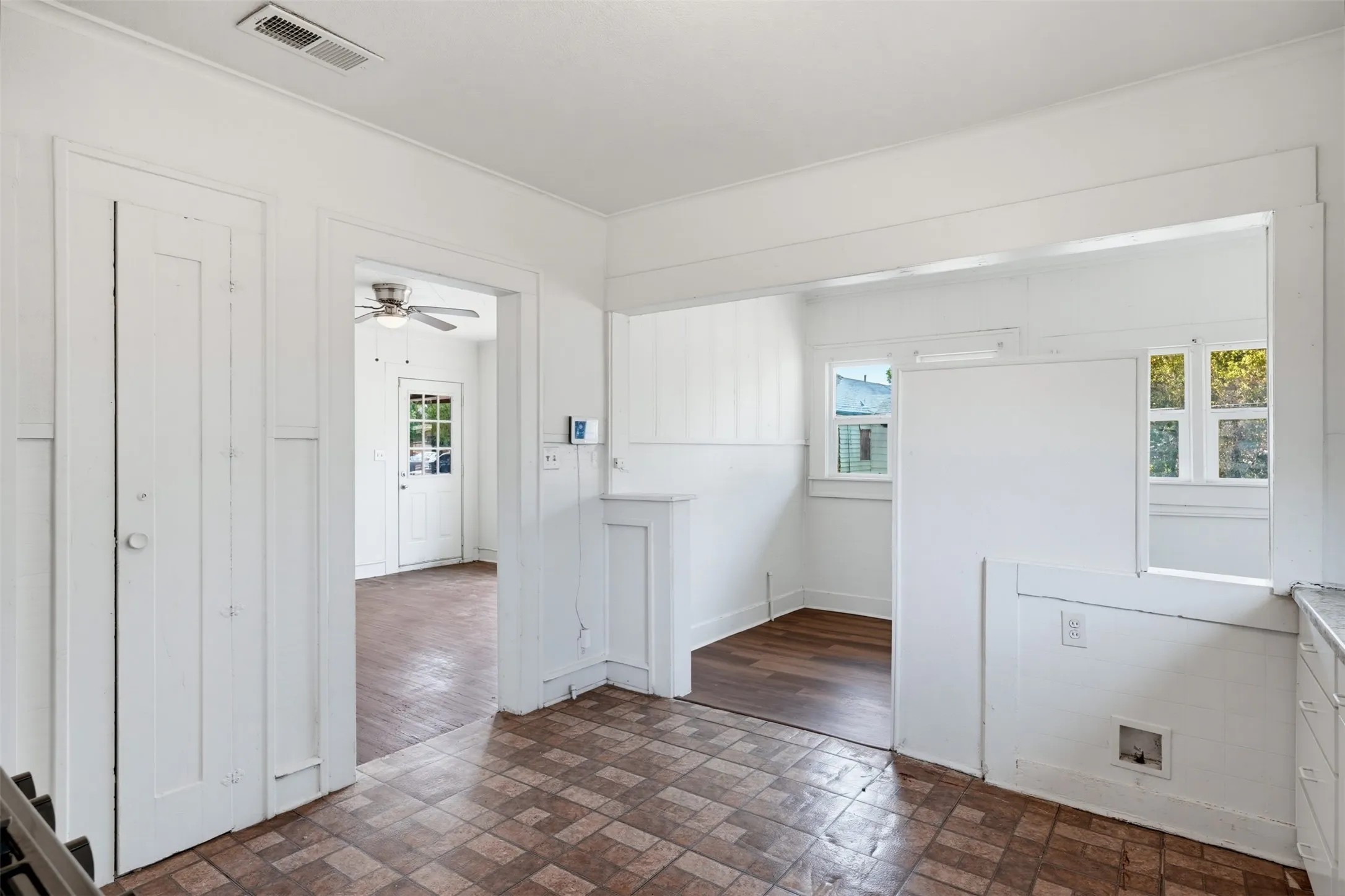 Single Family Residence For Sale in Tarrant County , 817 Marion Avenue, Fort Worth, Texas 76104, 3 Bedroom, 2 Bathroom, Garage spaces, 1,714 Sqft, built in 1937, mls#21369886, Real Estate Agent in Fort Worth, Homes For Sale in Tarrant county, Homes For Sale in Fort Worth, Realtor in Fort Worth Texas, Real Estate Brokerage Independent Realty Texas, Luminita Cordes Realtor