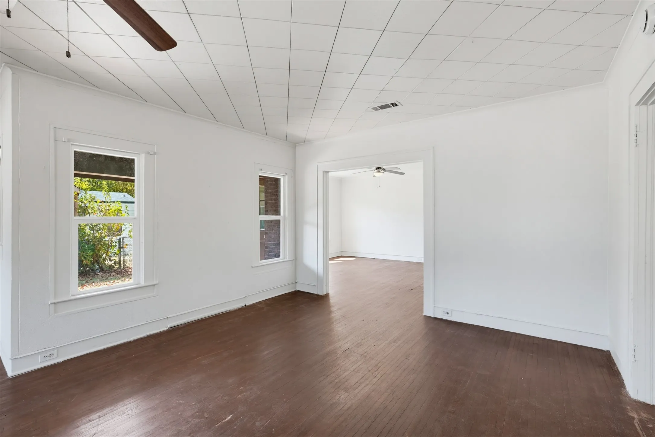 Single Family Residence For Sale in Tarrant County , 817 Marion Avenue, Fort Worth, Texas 76104, 3 Bedroom, 2 Bathroom, Garage spaces, 1,714 Sqft, built in 1937, mls#21369886, Real Estate Agent in Fort Worth, Homes For Sale in Tarrant county, Homes For Sale in Fort Worth, Realtor in Fort Worth Texas, Real Estate Brokerage Independent Realty Texas, Luminita Cordes Realtor