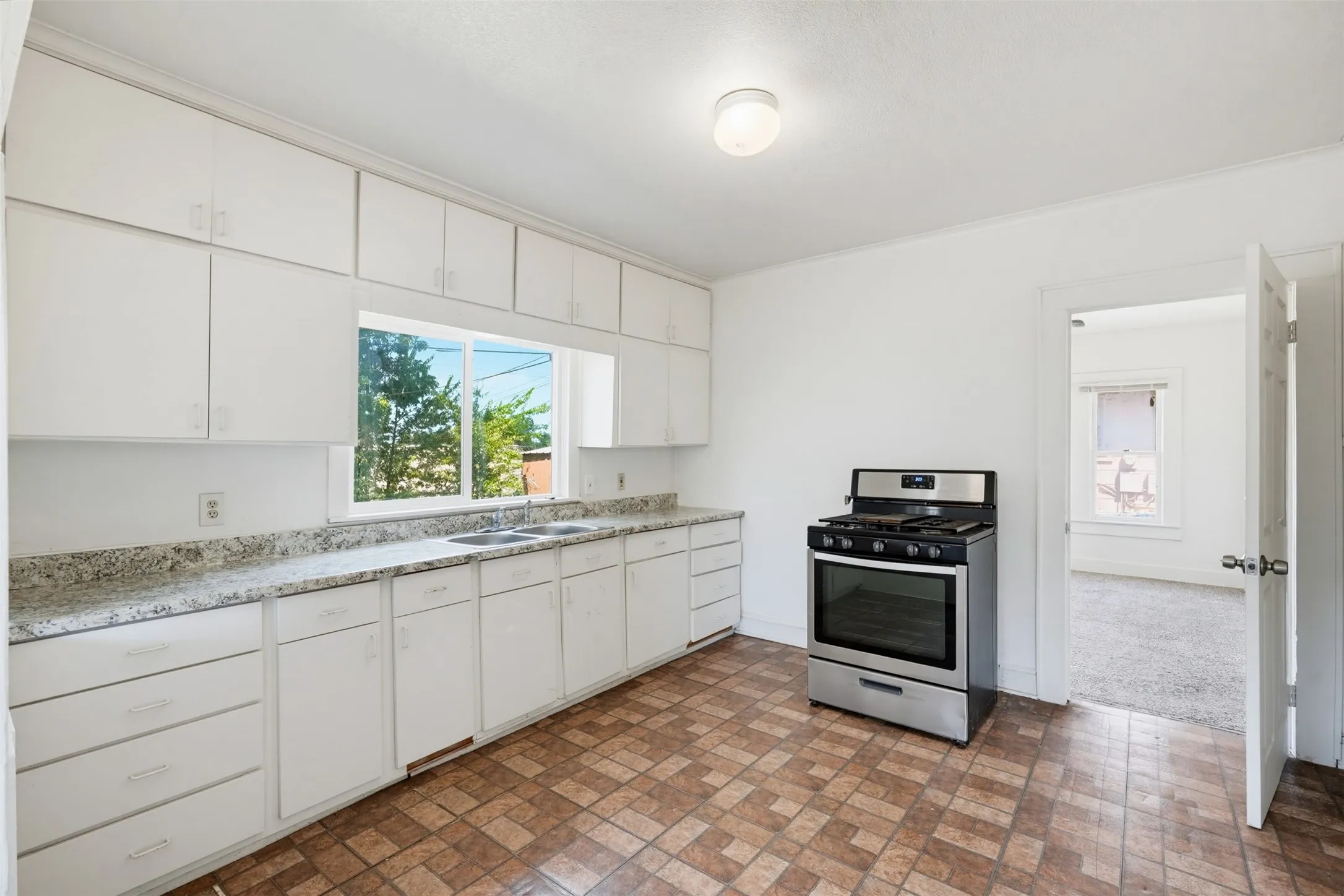 Single Family Residence For Sale in Tarrant County , 817 Marion Avenue, Fort Worth, Texas 76104, 3 Bedroom, 2 Bathroom, Garage spaces, 1,714 Sqft, built in 1937, mls#21369886, Real Estate Agent in Fort Worth, Homes For Sale in Tarrant county, Homes For Sale in Fort Worth, Realtor in Fort Worth Texas, Real Estate Brokerage Independent Realty Texas, Luminita Cordes Realtor