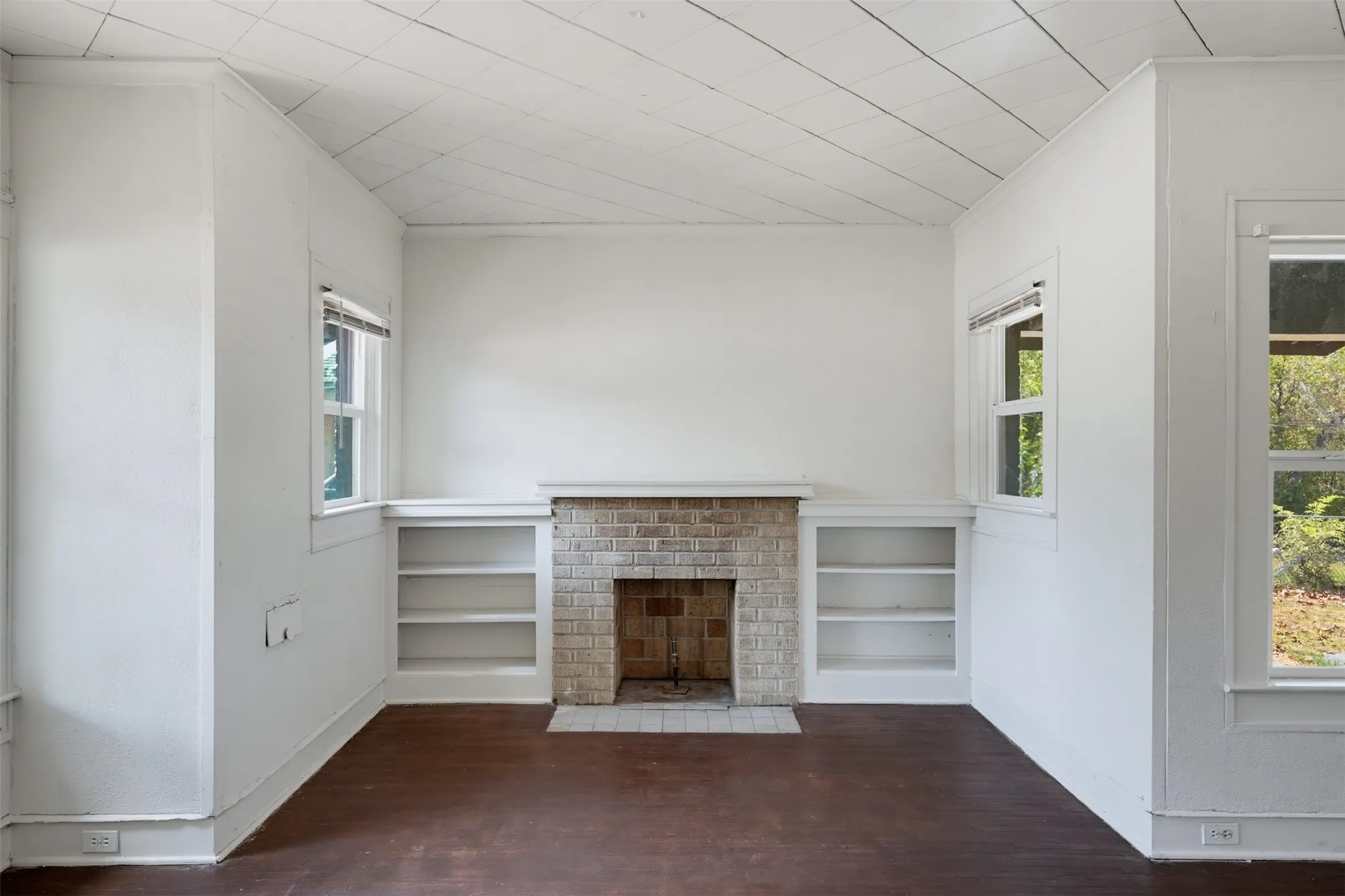 Single Family Residence For Sale in Tarrant County , 817 Marion Avenue, Fort Worth, Texas 76104, 3 Bedroom, 2 Bathroom, Garage spaces, 1,714 Sqft, built in 1937, mls#21369886, Real Estate Agent in Fort Worth, Homes For Sale in Tarrant county, Homes For Sale in Fort Worth, Realtor in Fort Worth Texas, Real Estate Brokerage Independent Realty Texas, Luminita Cordes Realtor
