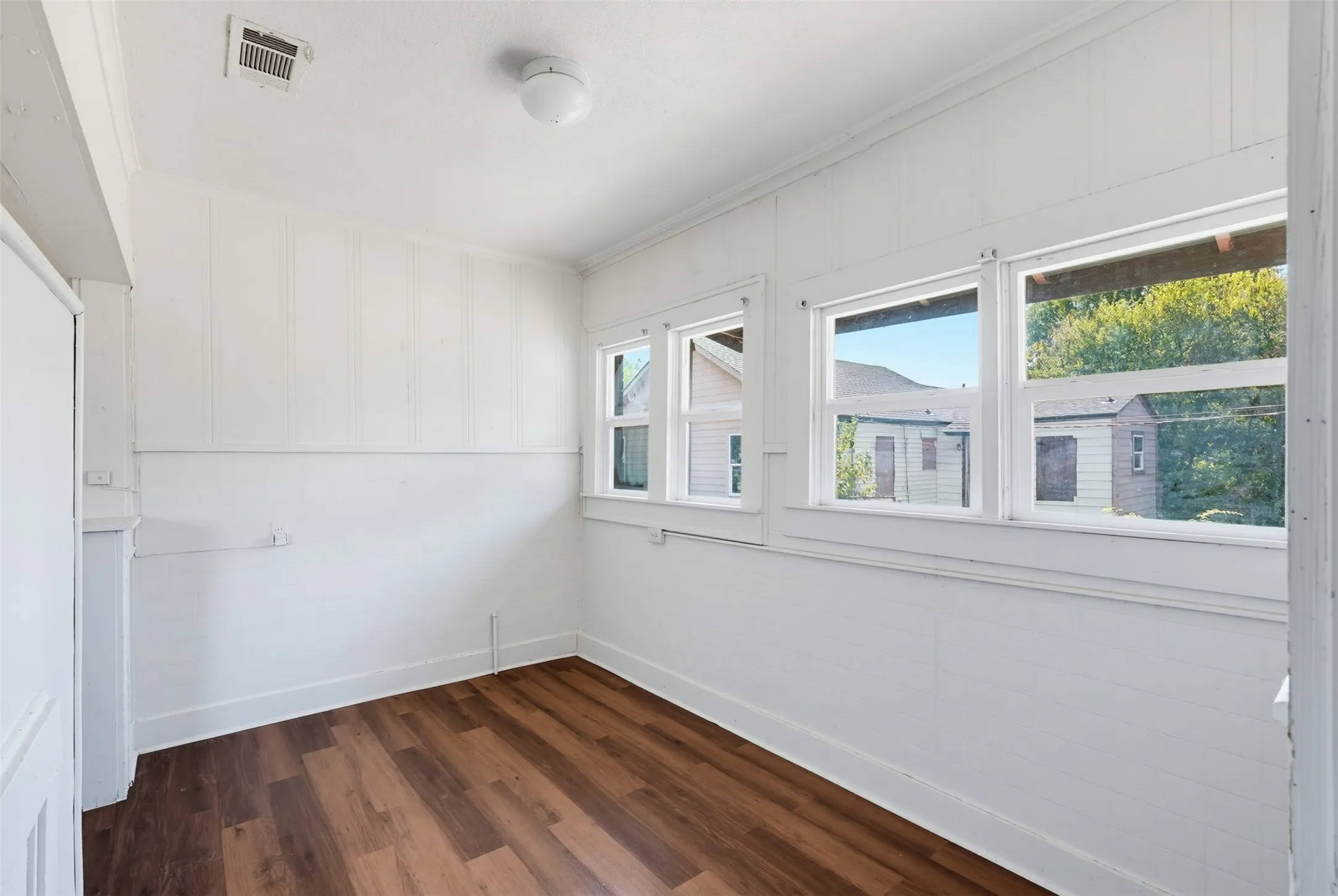 Single Family Residence For Sale in Tarrant County , 817 Marion Avenue, Fort Worth, Texas 76104, 3 Bedroom, 2 Bathroom, Garage spaces, 1,714 Sqft, built in 1937, mls#21369886, Real Estate Agent in Fort Worth, Homes For Sale in Tarrant county, Homes For Sale in Fort Worth, Realtor in Fort Worth Texas, Real Estate Brokerage Independent Realty Texas, Luminita Cordes Realtor