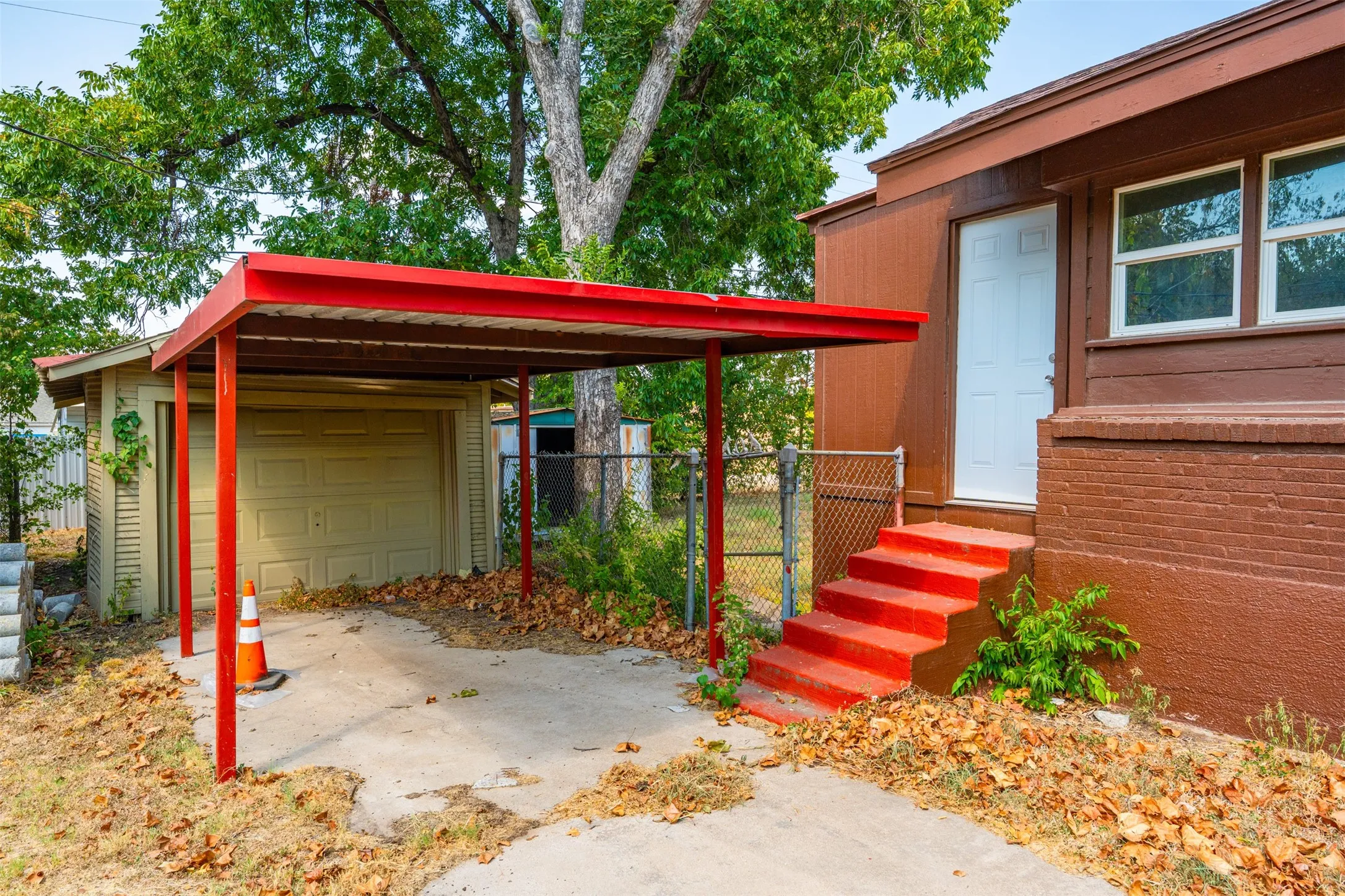 Single Family Residence For Sale in Tarrant County , 817 Marion Avenue, Fort Worth, Texas 76104, 3 Bedroom, 2 Bathroom, Garage spaces, 1,714 Sqft, built in 1937, mls#21369886, Real Estate Agent in Fort Worth, Homes For Sale in Tarrant county, Homes For Sale in Fort Worth, Realtor in Fort Worth Texas, Real Estate Brokerage Independent Realty Texas, Luminita Cordes Realtor