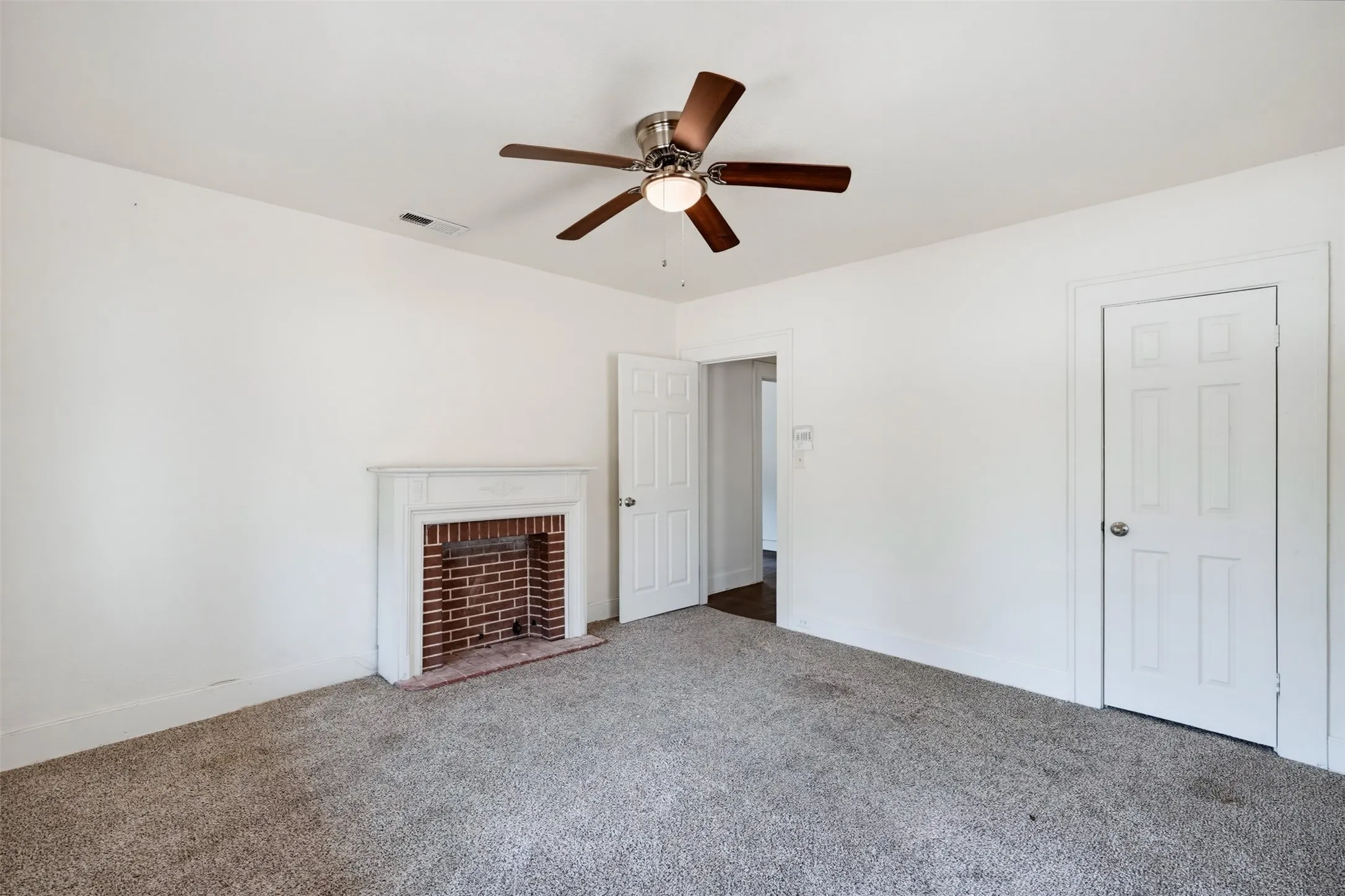 Single Family Residence For Sale in Tarrant County , 817 Marion Avenue, Fort Worth, Texas 76104, 3 Bedroom, 2 Bathroom, Garage spaces, 1,714 Sqft, built in 1937, mls#21369886, Real Estate Agent in Fort Worth, Homes For Sale in Tarrant county, Homes For Sale in Fort Worth, Realtor in Fort Worth Texas, Real Estate Brokerage Independent Realty Texas, Luminita Cordes Realtor