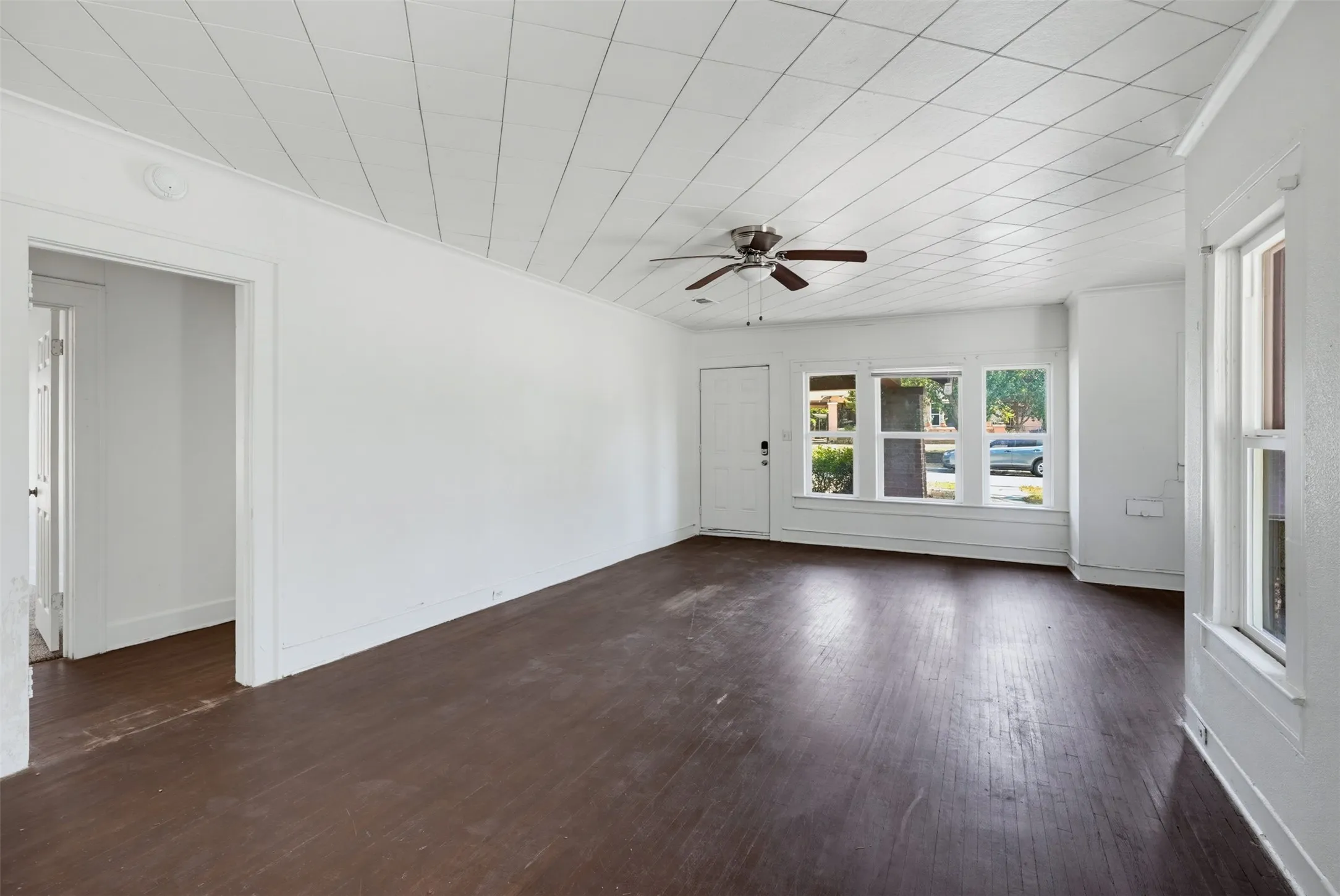 Single Family Residence For Sale in Tarrant County , 817 Marion Avenue, Fort Worth, Texas 76104, 3 Bedroom, 2 Bathroom, Garage spaces, 1,714 Sqft, built in 1937, mls#21369886, Real Estate Agent in Fort Worth, Homes For Sale in Tarrant county, Homes For Sale in Fort Worth, Realtor in Fort Worth Texas, Real Estate Brokerage Independent Realty Texas, Luminita Cordes Realtor