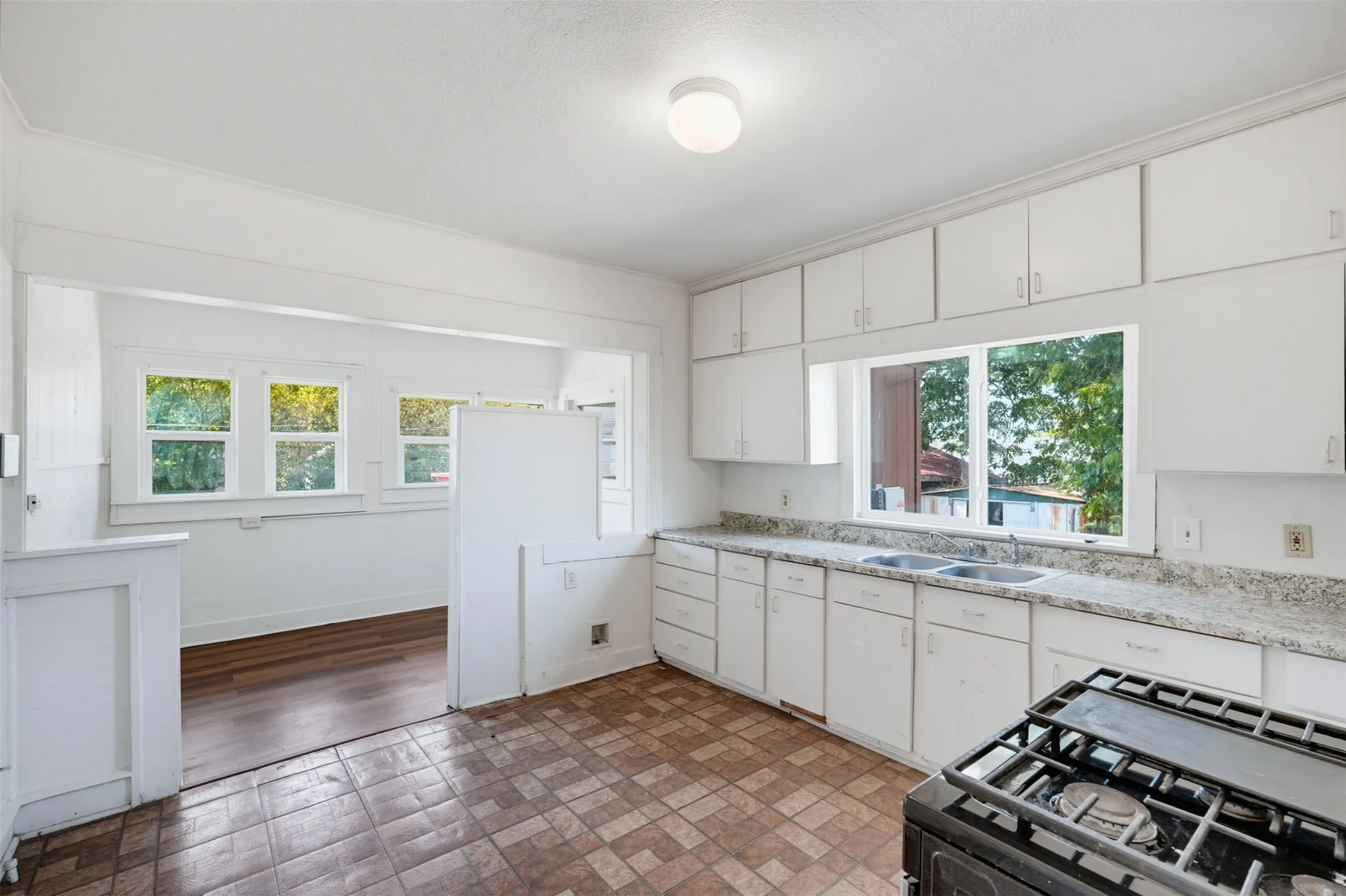 Single Family Residence For Sale in Tarrant County , 817 Marion Avenue, Fort Worth, Texas 76104, 3 Bedroom, 2 Bathroom, Garage spaces, 1,714 Sqft, built in 1937, mls#21369886, Real Estate Agent in Fort Worth, Homes For Sale in Tarrant county, Homes For Sale in Fort Worth, Realtor in Fort Worth Texas, Real Estate Brokerage Independent Realty Texas, Luminita Cordes Realtor