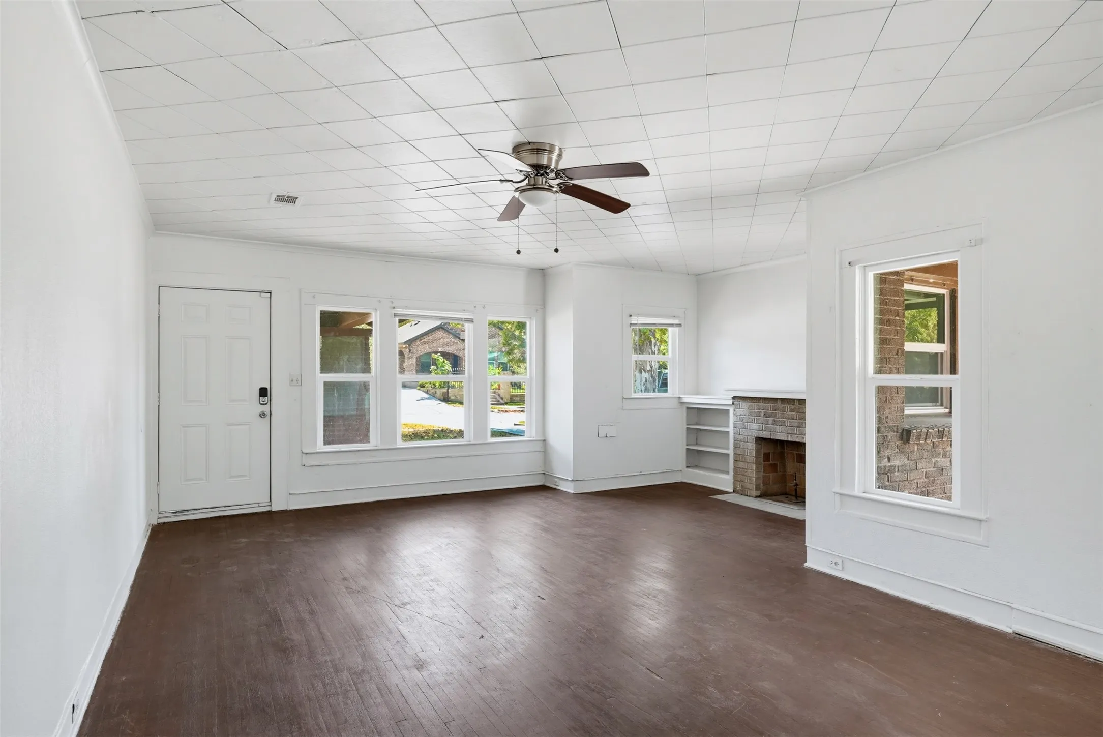 Single Family Residence For Sale in Tarrant County , 817 Marion Avenue, Fort Worth, Texas 76104, 3 Bedroom, 2 Bathroom, Garage spaces, 1,714 Sqft, built in 1937, mls#21369886, Real Estate Agent in Fort Worth, Homes For Sale in Tarrant county, Homes For Sale in Fort Worth, Realtor in Fort Worth Texas, Real Estate Brokerage Independent Realty Texas, Luminita Cordes Realtor
