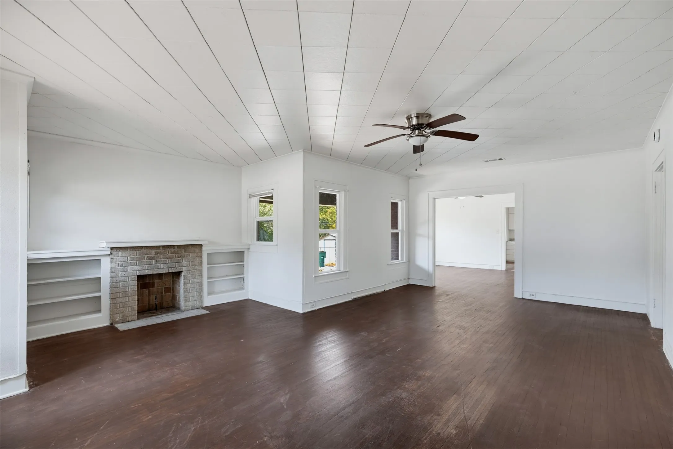 Single Family Residence For Sale in Tarrant County , 817 Marion Avenue, Fort Worth, Texas 76104, 3 Bedroom, 2 Bathroom, Garage spaces, 1,714 Sqft, built in 1937, mls#21369886, Real Estate Agent in Fort Worth, Homes For Sale in Tarrant county, Homes For Sale in Fort Worth, Realtor in Fort Worth Texas, Real Estate Brokerage Independent Realty Texas, Luminita Cordes Realtor