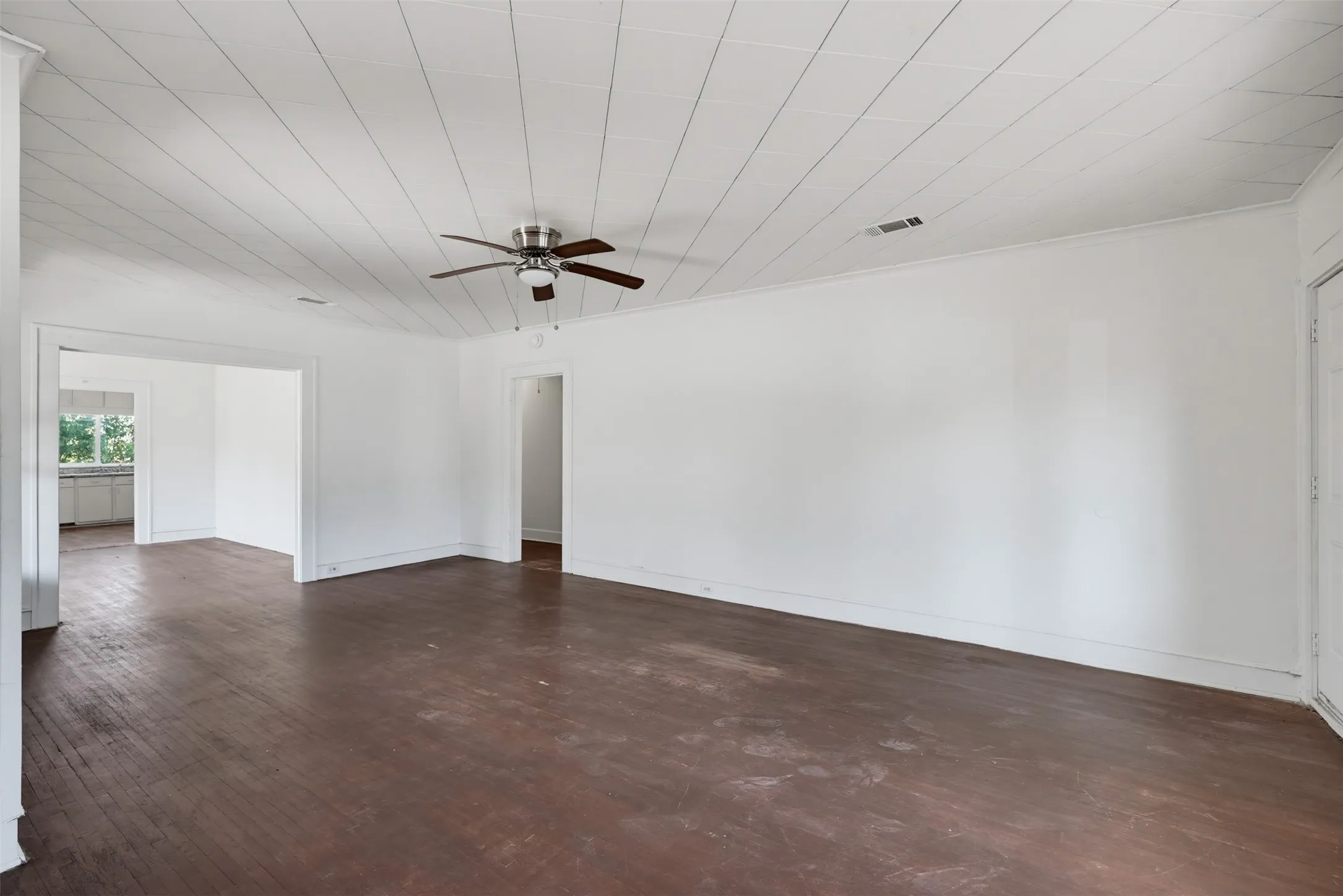 Single Family Residence For Sale in Tarrant County , 817 Marion Avenue, Fort Worth, Texas 76104, 3 Bedroom, 2 Bathroom, Garage spaces, 1,714 Sqft, built in 1937, mls#21369886, Real Estate Agent in Fort Worth, Homes For Sale in Tarrant county, Homes For Sale in Fort Worth, Realtor in Fort Worth Texas, Real Estate Brokerage Independent Realty Texas, Luminita Cordes Realtor