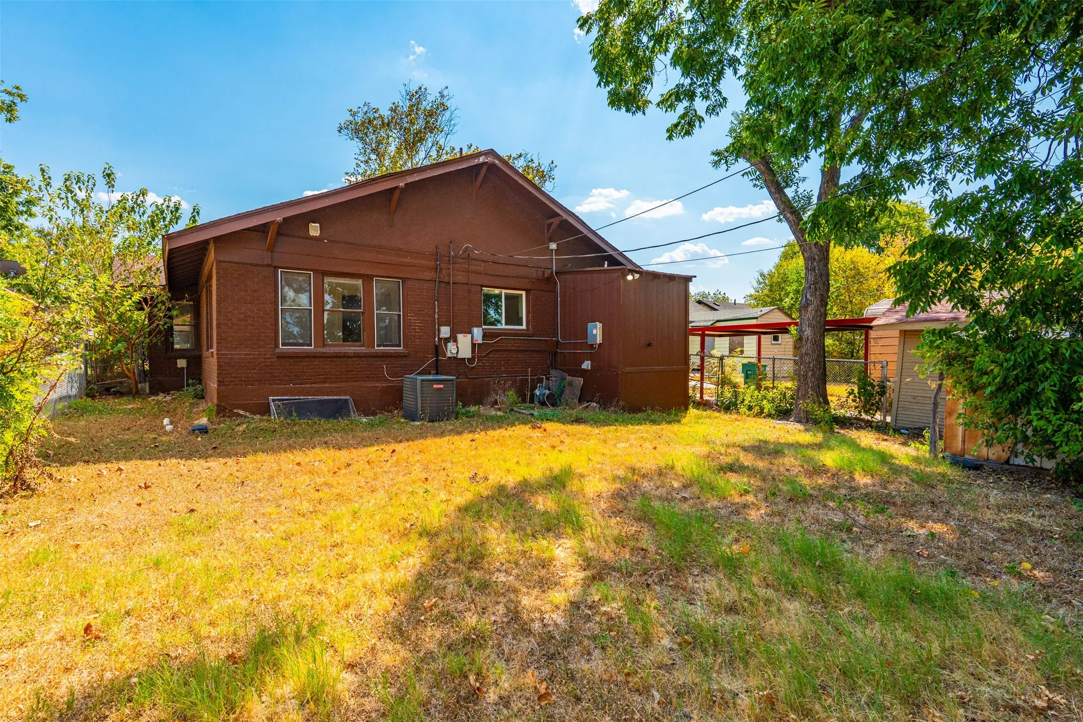 Single Family Residence For Sale in Tarrant County , 817 Marion Avenue, Fort Worth, Texas 76104, 3 Bedroom, 2 Bathroom, Garage spaces, 1,714 Sqft, built in 1937, mls#21369886, Real Estate Agent in Fort Worth, Homes For Sale in Tarrant county, Homes For Sale in Fort Worth, Realtor in Fort Worth Texas, Real Estate Brokerage Independent Realty Texas, Luminita Cordes Realtor