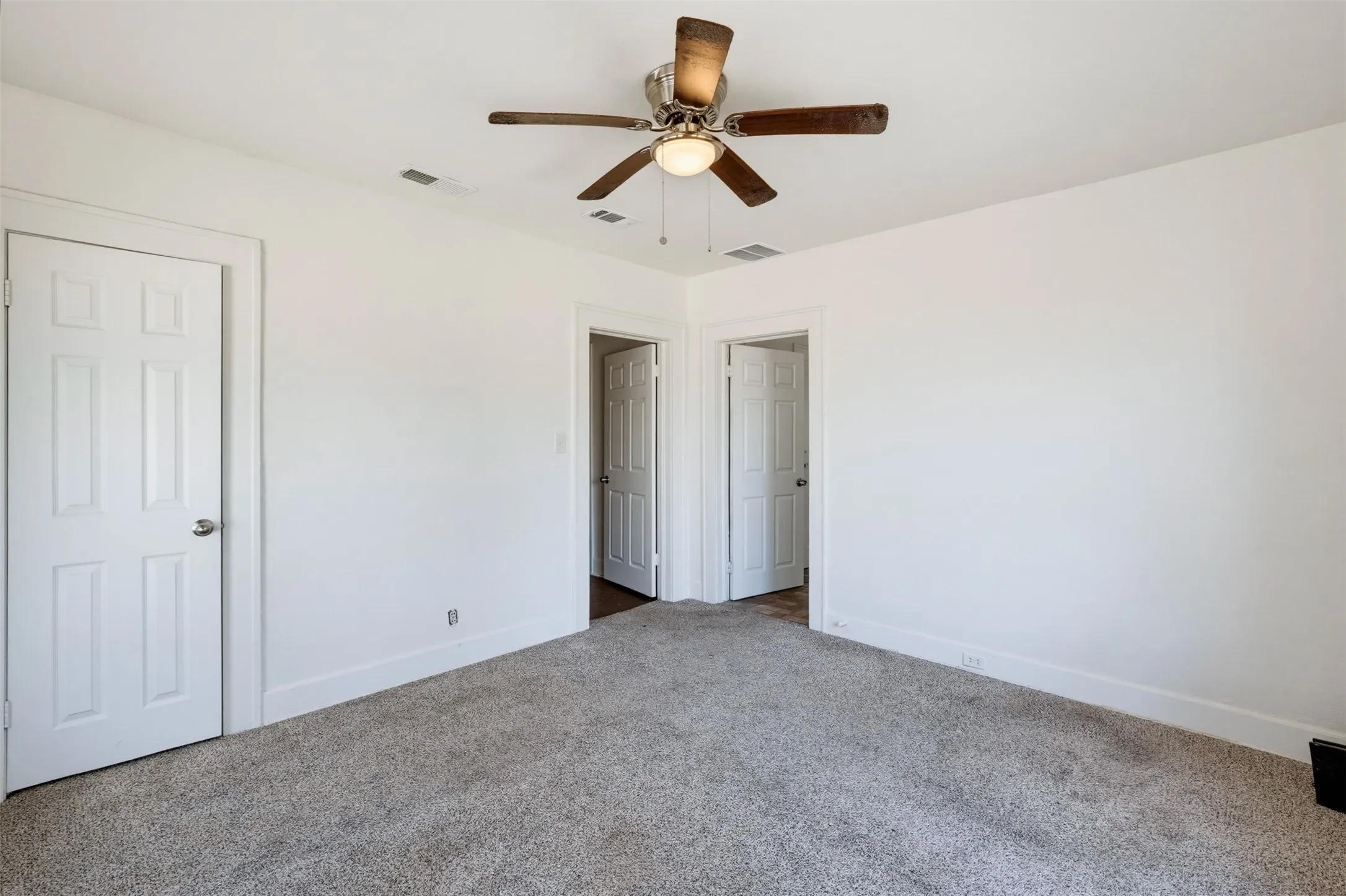 Single Family Residence For Sale in Tarrant County , 817 Marion Avenue, Fort Worth, Texas 76104, 3 Bedroom, 2 Bathroom, Garage spaces, 1,714 Sqft, built in 1937, mls#21369886, Real Estate Agent in Fort Worth, Homes For Sale in Tarrant county, Homes For Sale in Fort Worth, Realtor in Fort Worth Texas, Real Estate Brokerage Independent Realty Texas, Luminita Cordes Realtor