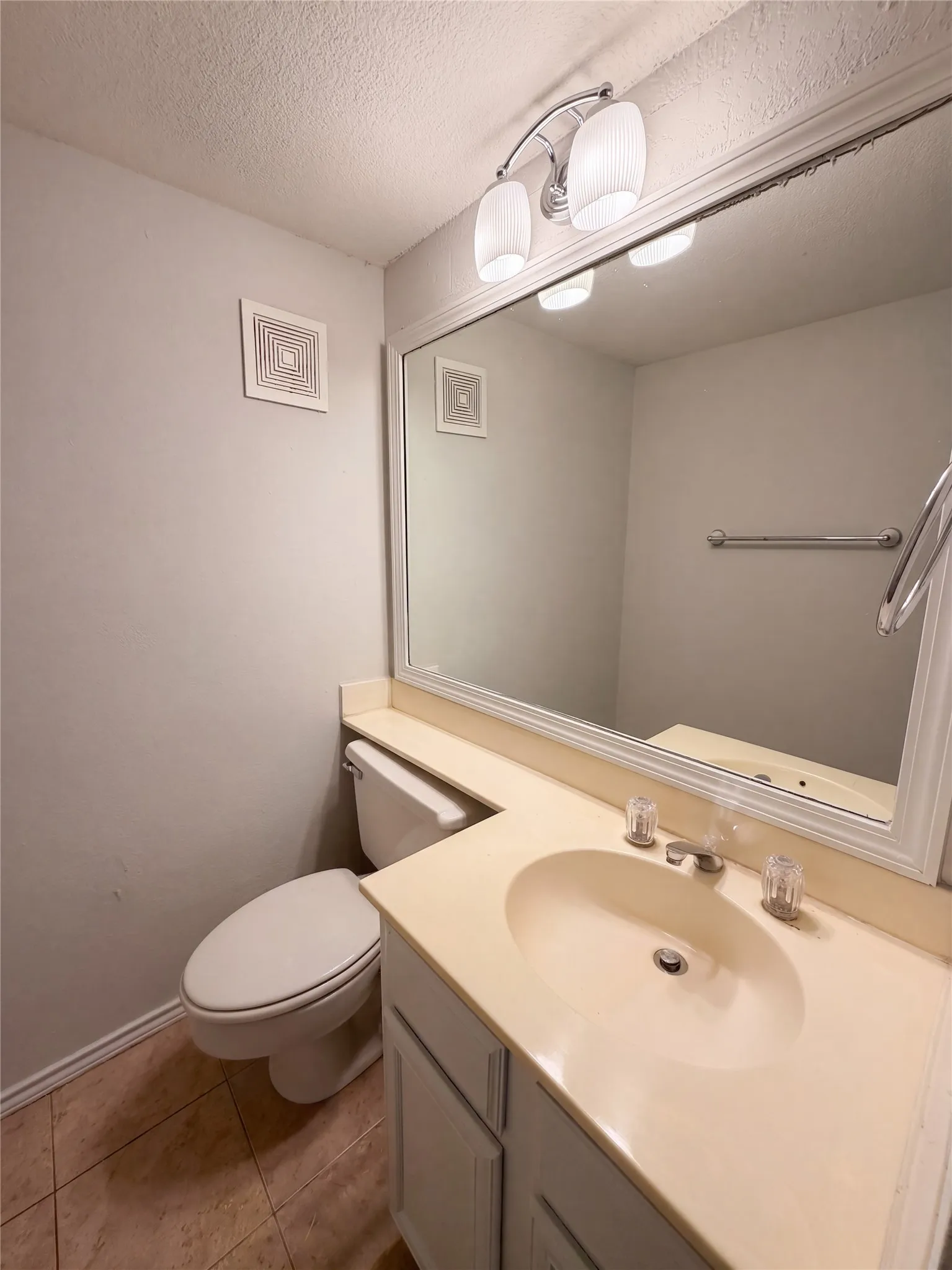 Single Family Residence For Sale in Dallas County , 15151 Berry Trail 707, Dallas, Texas 75248, 2 Bedroom, 2 Bathroom, Garage spaces, 1,135 Sqft, built in 1980, mls#21397711, Real Estate Agent in Dallas, Homes For Sale in Dallas county, Homes For Sale in Dallas, Realtor in Dallas Texas, Real Estate Brokerage Independent Realty Texas, Luminita Cordes Realtor