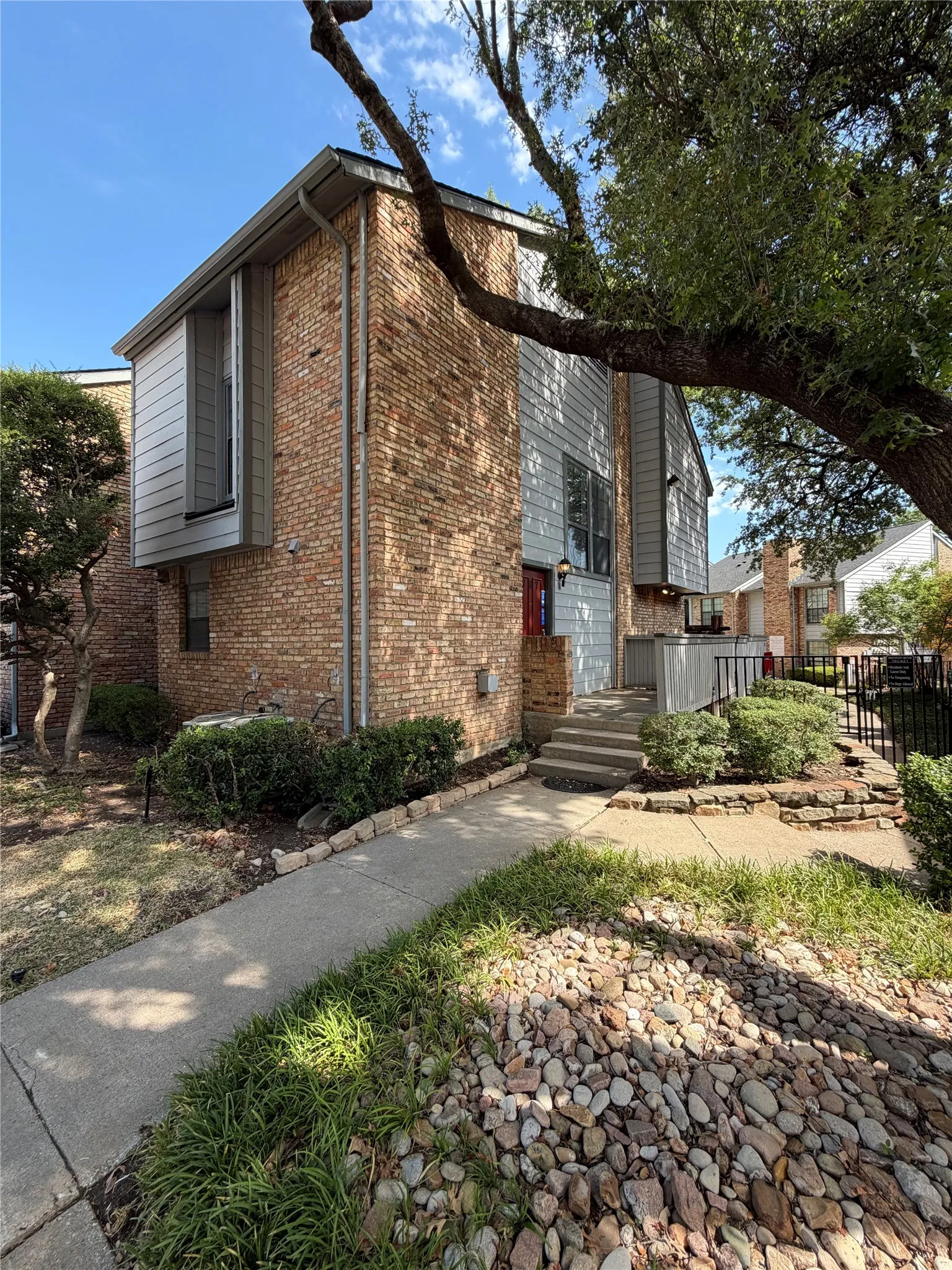 Single Family Residence For Sale in Dallas County , 15151 Berry Trail 707, Dallas, Texas 75248, 2 Bedroom, 2 Bathroom, Garage spaces, 1,135 Sqft, built in 1980, mls#21397711, Real Estate Agent in Dallas, Homes For Sale in Dallas county, Homes For Sale in Dallas, Realtor in Dallas Texas, Real Estate Brokerage Independent Realty Texas, Luminita Cordes Realtor