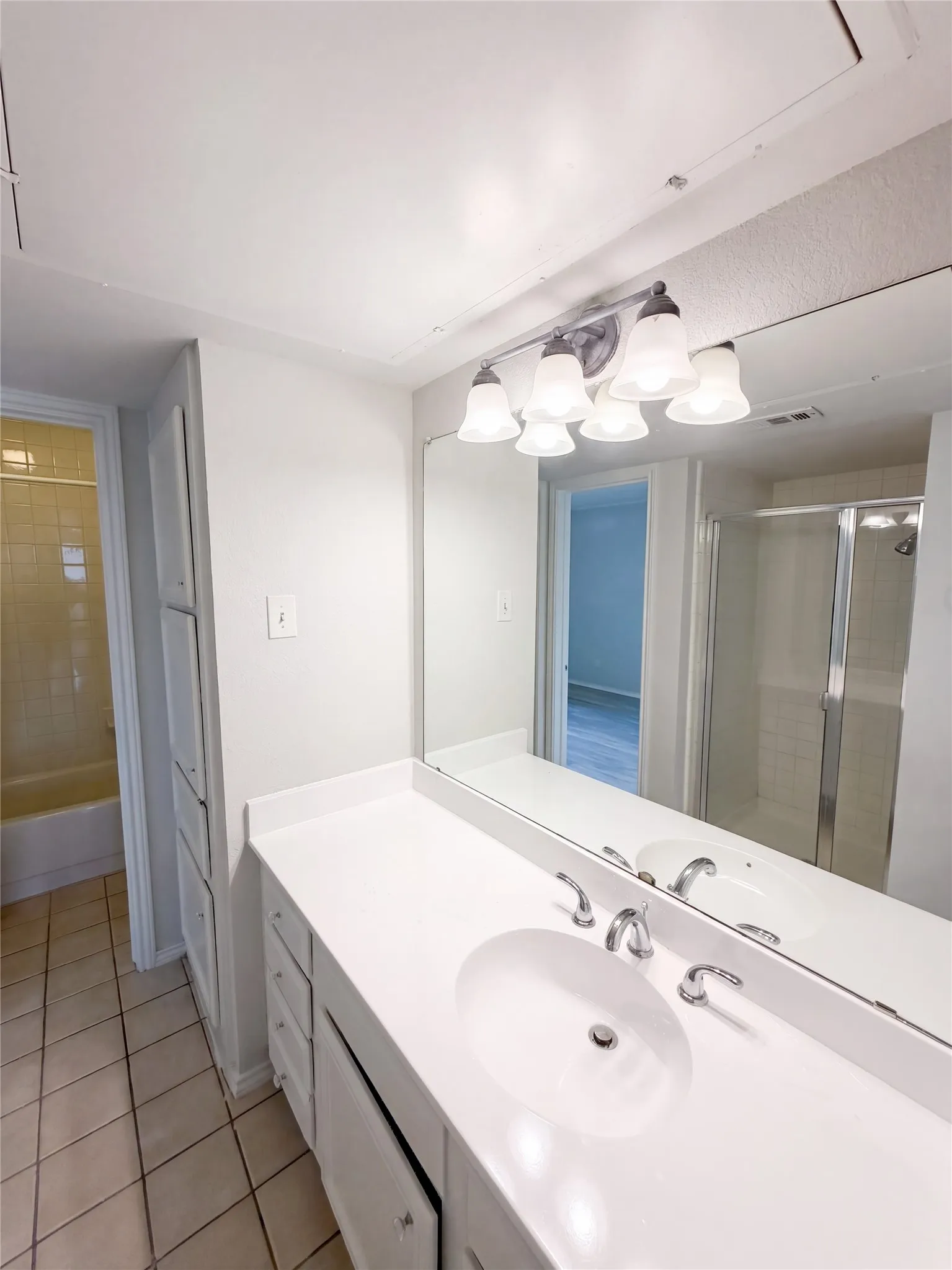 Single Family Residence For Sale in Dallas County , 15151 Berry Trail 707, Dallas, Texas 75248, 2 Bedroom, 2 Bathroom, Garage spaces, 1,135 Sqft, built in 1980, mls#21397711, Real Estate Agent in Dallas, Homes For Sale in Dallas county, Homes For Sale in Dallas, Realtor in Dallas Texas, Real Estate Brokerage Independent Realty Texas, Luminita Cordes Realtor