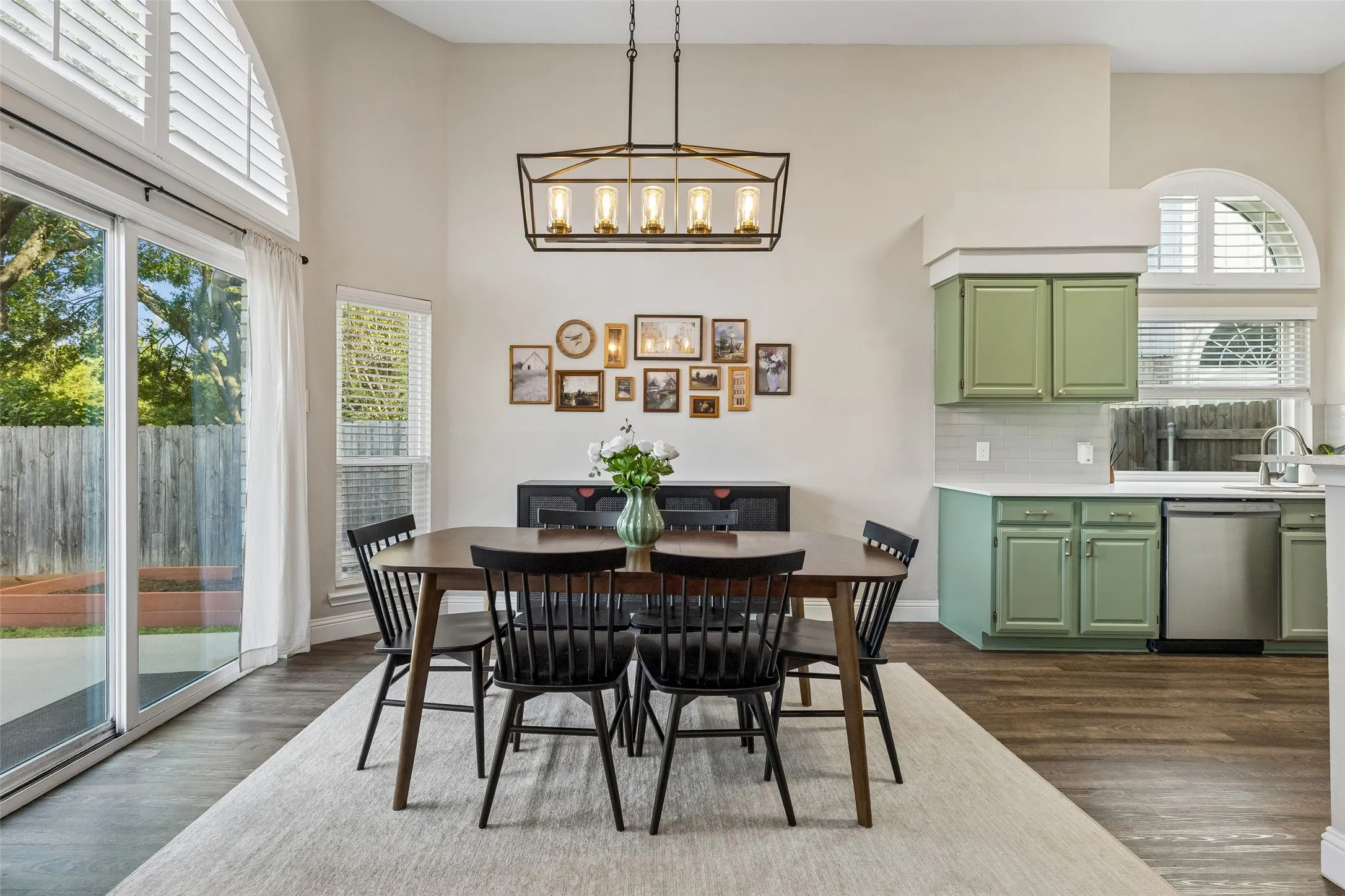 Single Family Residence For Sale in Dallas County , 5709 Highgate Lane, Rowlett, Texas 75088, 3 Bedroom, 2 Bathroom, 2 Garage spaces, 1,723 Sqft, built in 1991, mls#21399343, Real Estate Agent in Rowlett, Homes For Sale in Dallas county, Homes For Sale in Rowlett, Realtor in Rowlett Texas, Real Estate Brokerage Independent Realty Texas, Luminita Cordes Realtor