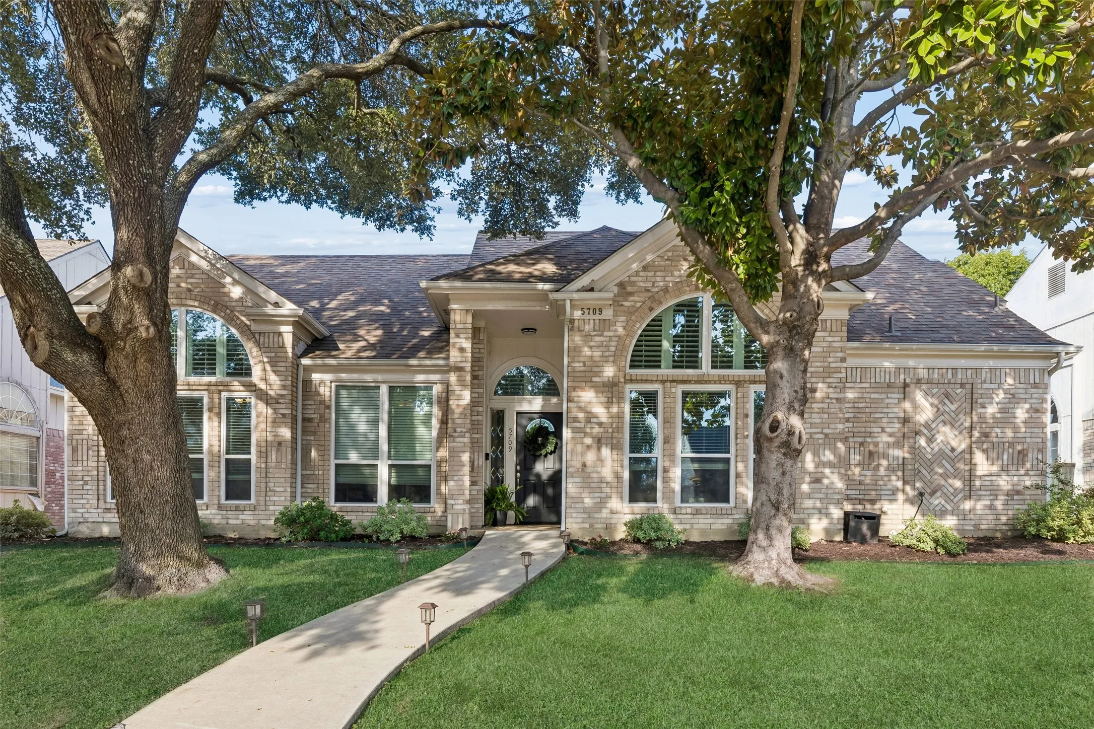 Single Family Residence For Sale in Dallas County , 5709 Highgate Lane, Rowlett, Texas 75088, 3 Bedroom, 2 Bathroom, 2 Garage spaces, 1,723 Sqft, built in 1991, mls#21399343, Real Estate Agent in Rowlett, Homes For Sale in Dallas county, Homes For Sale in Rowlett, Realtor in Rowlett Texas, Real Estate Brokerage Independent Realty Texas, Luminita Cordes Realtor
