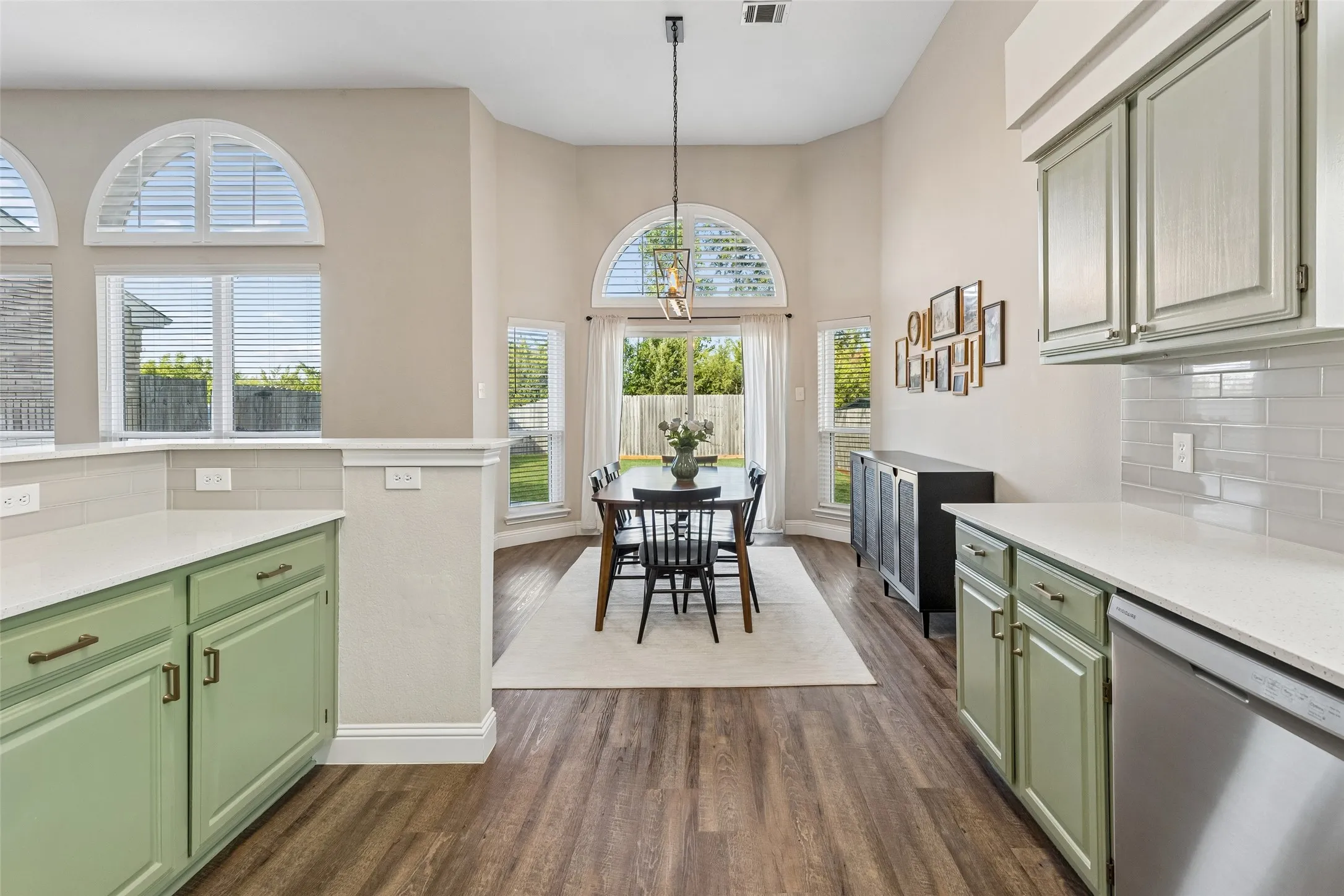 Single Family Residence For Sale in Dallas County , 5709 Highgate Lane, Rowlett, Texas 75088, 3 Bedroom, 2 Bathroom, 2 Garage spaces, 1,723 Sqft, built in 1991, mls#21399343, Real Estate Agent in Rowlett, Homes For Sale in Dallas county, Homes For Sale in Rowlett, Realtor in Rowlett Texas, Real Estate Brokerage Independent Realty Texas, Luminita Cordes Realtor