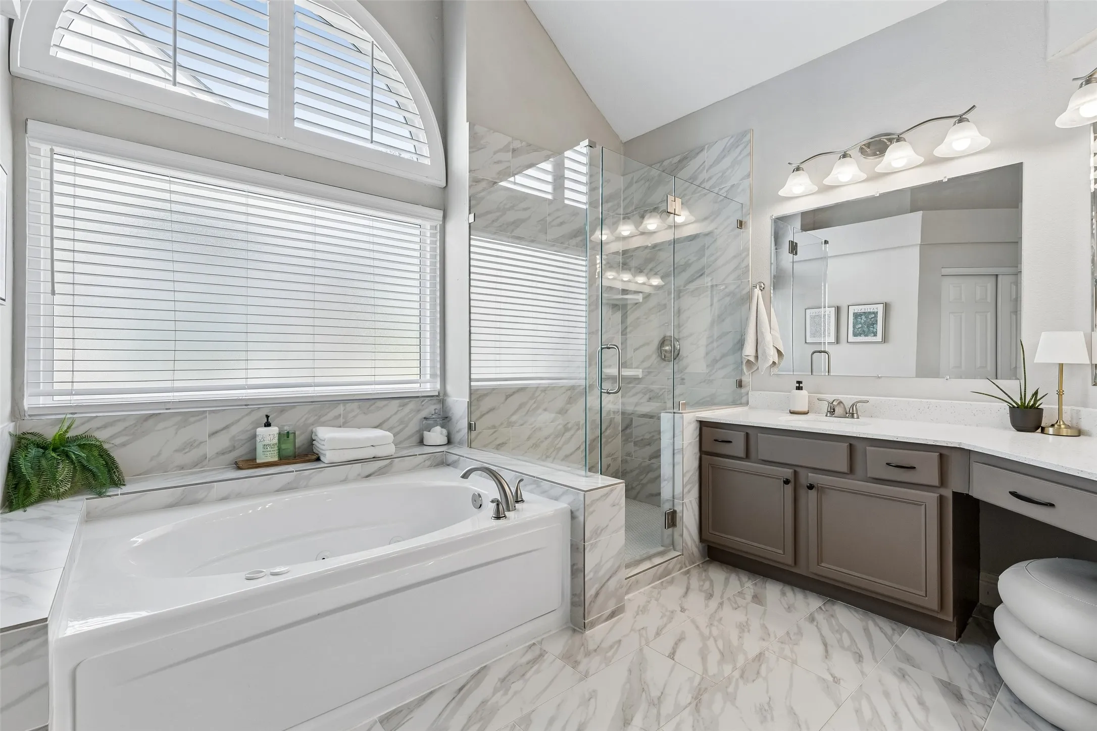 Single Family Residence For Sale in Dallas County , 5709 Highgate Lane, Rowlett, Texas 75088, 3 Bedroom, 2 Bathroom, 2 Garage spaces, 1,723 Sqft, built in 1991, mls#21399343, Real Estate Agent in Rowlett, Homes For Sale in Dallas county, Homes For Sale in Rowlett, Realtor in Rowlett Texas, Real Estate Brokerage Independent Realty Texas, Luminita Cordes Realtor