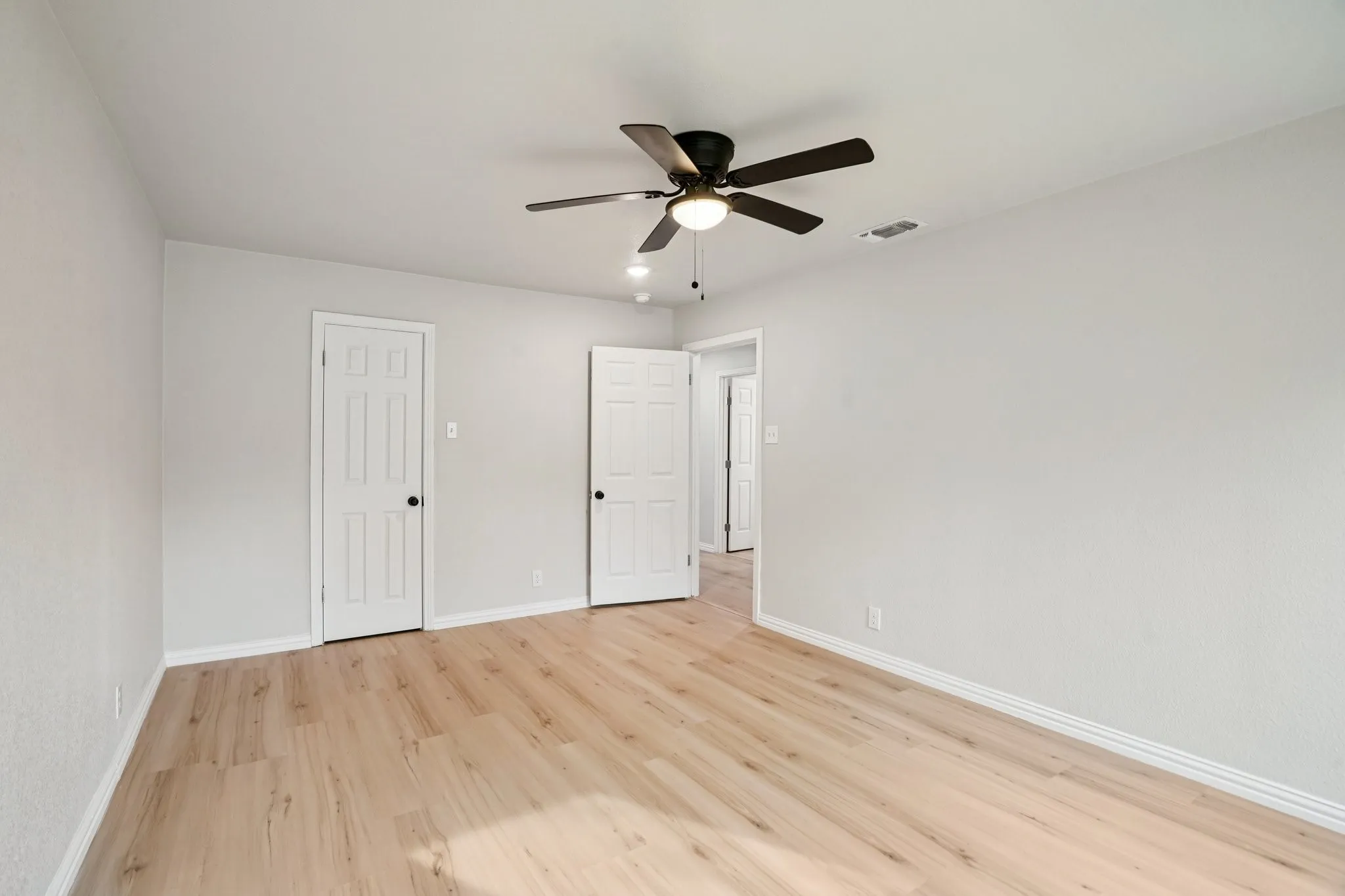 Single Family Residence For Rent in Kaufman County , 305 Westvue Street, Terrell, Texas 75160, 3 Bedroom, 2 Bathroom, 1 Garage spaces, 1,772 Sqft, built in 1954, mls#21400021, Real Estate Agent in Terrell, Homes For Rent in Kaufman county, Homes For Rent in Terrell, Realtor in Terrell Texas, Real Estate Brokerage Independent Realty Texas, Luminita Cordes Realtor