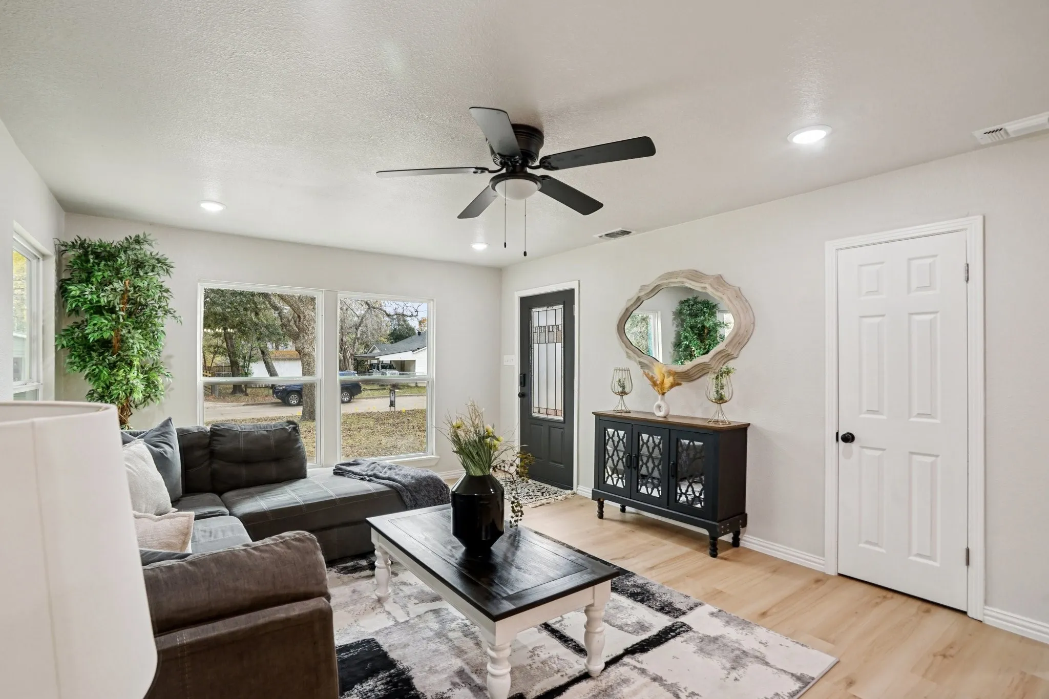 Single Family Residence For Rent in Kaufman County , 305 Westvue Street, Terrell, Texas 75160, 3 Bedroom, 2 Bathroom, 1 Garage spaces, 1,772 Sqft, built in 1954, mls#21400021, Real Estate Agent in Terrell, Homes For Rent in Kaufman county, Homes For Rent in Terrell, Realtor in Terrell Texas, Real Estate Brokerage Independent Realty Texas, Luminita Cordes Realtor