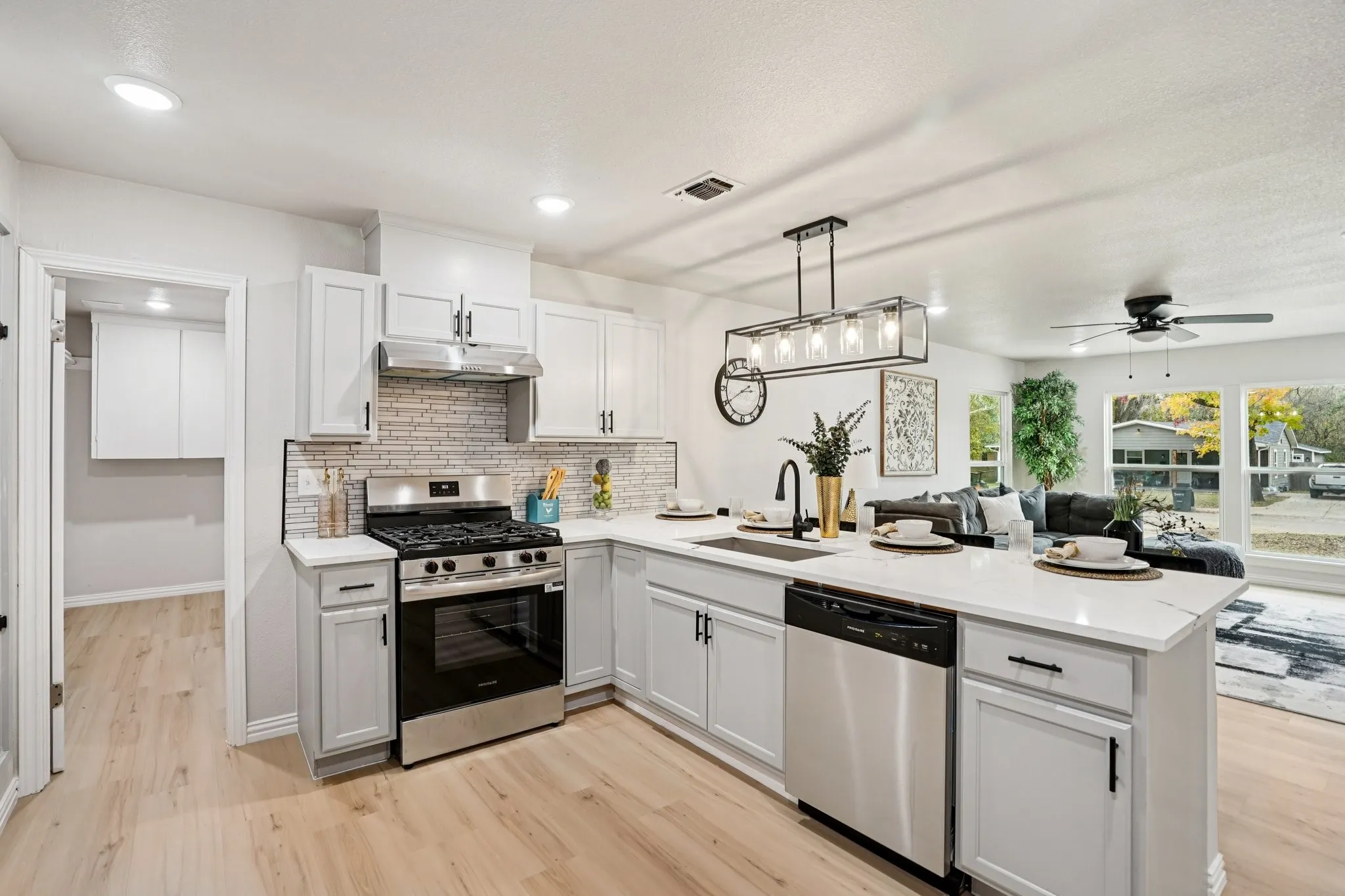 Single Family Residence For Rent in Kaufman County , 305 Westvue Street, Terrell, Texas 75160, 3 Bedroom, 2 Bathroom, 1 Garage spaces, 1,772 Sqft, built in 1954, mls#21400021, Real Estate Agent in Terrell, Homes For Rent in Kaufman county, Homes For Rent in Terrell, Realtor in Terrell Texas, Real Estate Brokerage Independent Realty Texas, Luminita Cordes Realtor