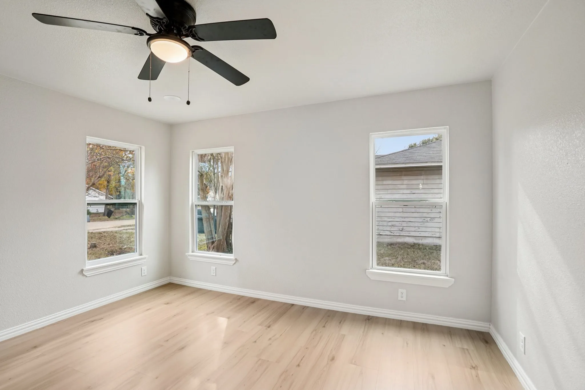 Single Family Residence For Rent in Kaufman County , 305 Westvue Street, Terrell, Texas 75160, 3 Bedroom, 2 Bathroom, 1 Garage spaces, 1,772 Sqft, built in 1954, mls#21400021, Real Estate Agent in Terrell, Homes For Rent in Kaufman county, Homes For Rent in Terrell, Realtor in Terrell Texas, Real Estate Brokerage Independent Realty Texas, Luminita Cordes Realtor