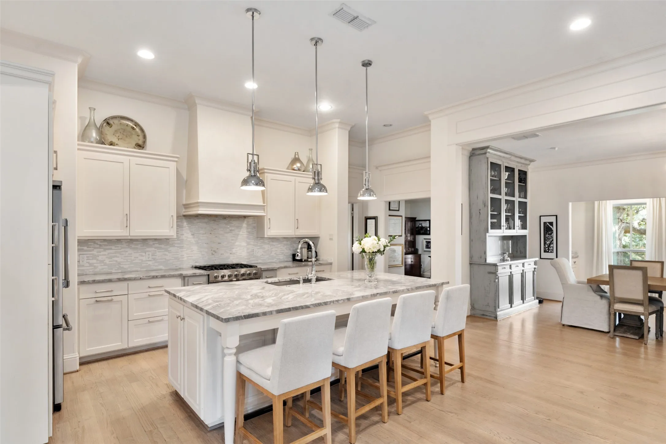 Single Family Residence For Rent in Dallas County , 7351 Glendora Avenue, Dallas, Texas 75230, 4 Bedroom, 3 Bathroom, 2 Garage spaces, 2,569 Sqft, built in 1968, mls#21399854, Real Estate Agent in Dallas, Homes For Rent in Dallas county, Homes For Rent in Dallas, Realtor in Dallas Texas, Real Estate Brokerage Independent Realty Texas, Luminita Cordes Realtor