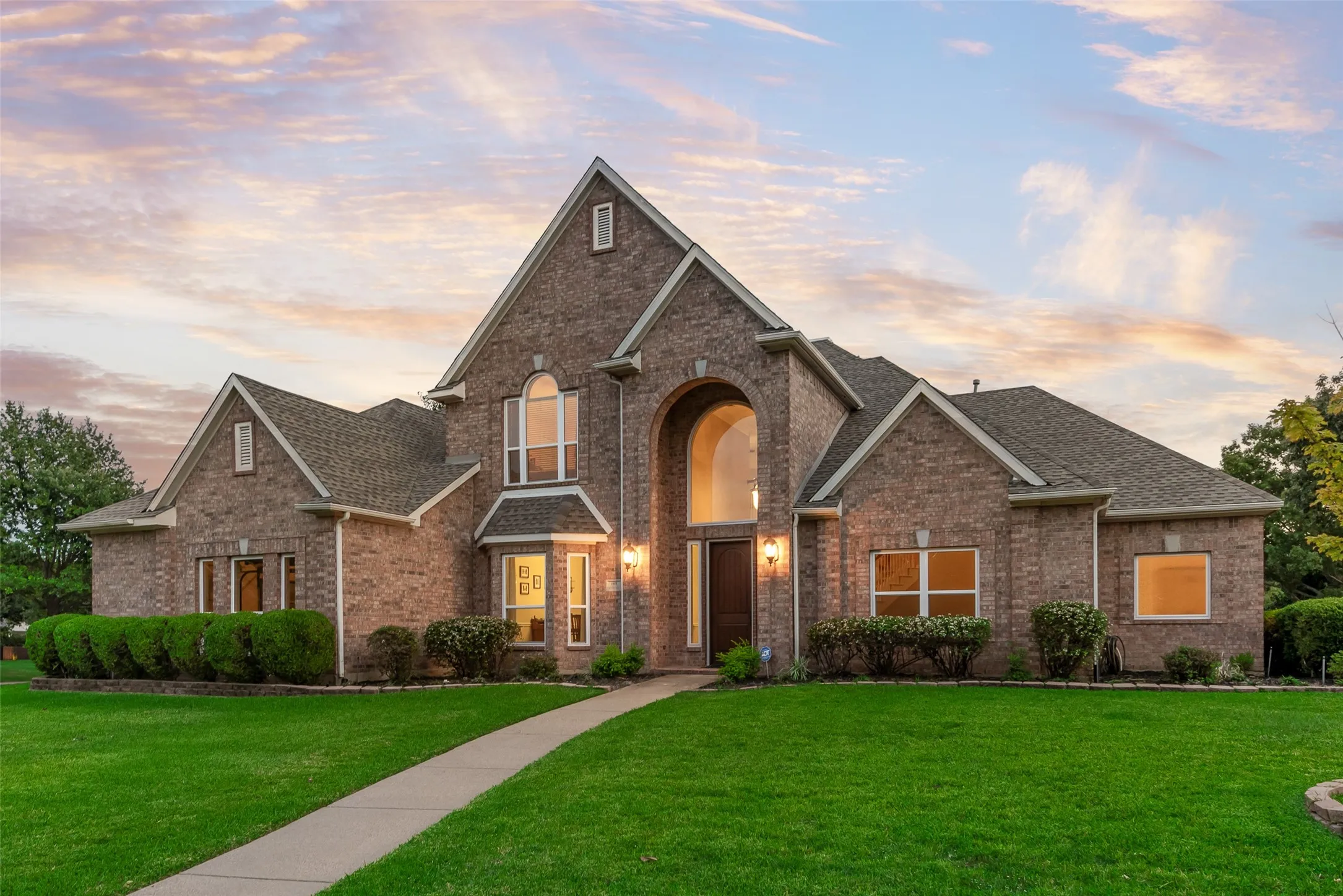 Single Family Residence For Sale in Tarrant County , 1901 Big Bend Cove, Southlake, Texas 76092, 4 Bedroom, 4 Bathroom, 3 Garage spaces, 3,963 Sqft, built in 1999, mls#21399936, Real Estate Agent in Southlake, Homes For Sale in Tarrant county, Homes For Sale in Southlake, Realtor in Southlake Texas, Real Estate Brokerage Independent Realty Texas, Luminita Cordes Realtor