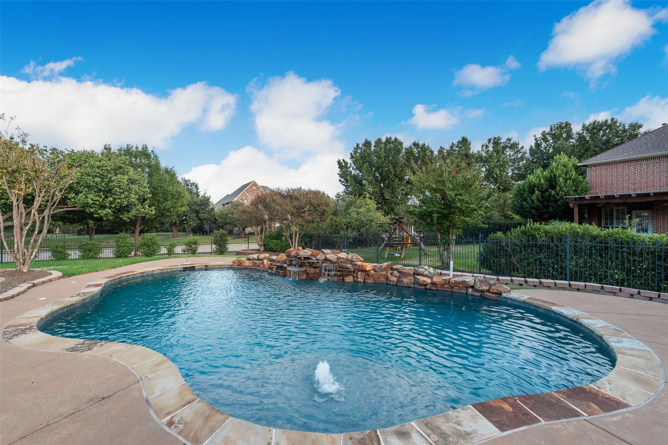 Single Family Residence For Sale in Tarrant County , 1901 Big Bend Cove, Southlake, Texas 76092, 4 Bedroom, 4 Bathroom, 3 Garage spaces, 3,963 Sqft, built in 1999, mls#21399936, Real Estate Agent in Southlake, Homes For Sale in Tarrant county, Homes For Sale in Southlake, Realtor in Southlake Texas, Real Estate Brokerage Independent Realty Texas, Luminita Cordes Realtor