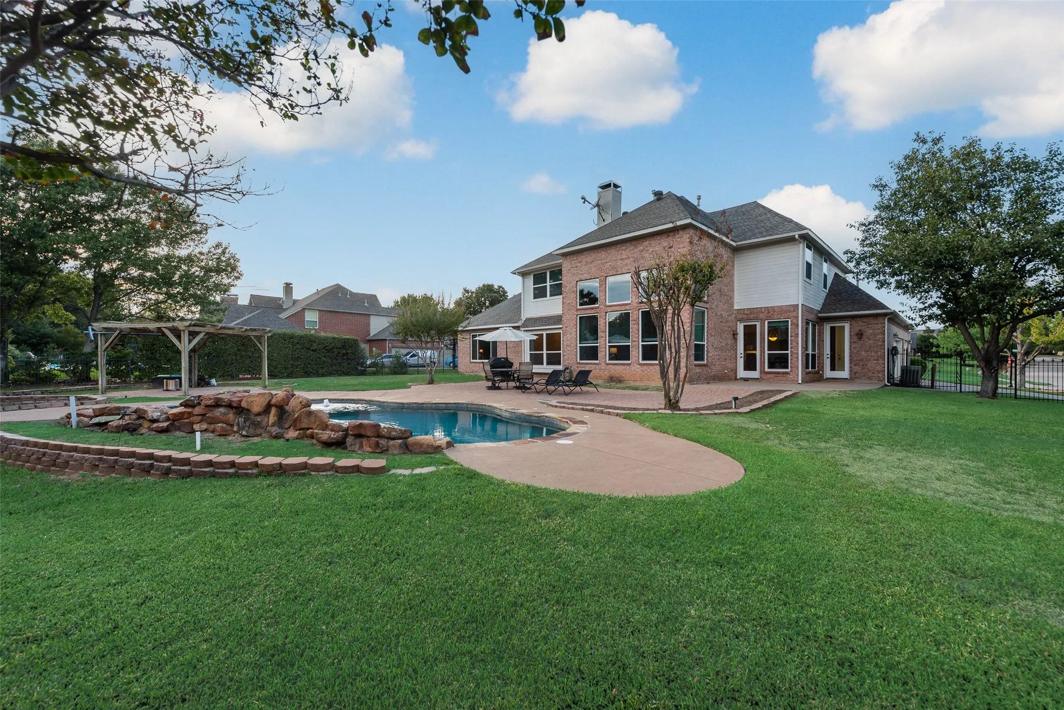 Single Family Residence For Sale in Tarrant County , 1901 Big Bend Cove, Southlake, Texas 76092, 4 Bedroom, 4 Bathroom, 3 Garage spaces, 3,963 Sqft, built in 1999, mls#21399936, Real Estate Agent in Southlake, Homes For Sale in Tarrant county, Homes For Sale in Southlake, Realtor in Southlake Texas, Real Estate Brokerage Independent Realty Texas, Luminita Cordes Realtor