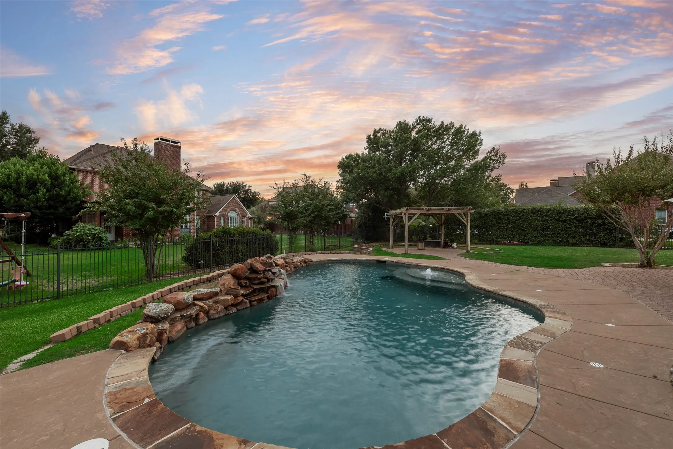 Single Family Residence For Sale in Tarrant County , 1901 Big Bend Cove, Southlake, Texas 76092, 4 Bedroom, 4 Bathroom, 3 Garage spaces, 3,963 Sqft, built in 1999, mls#21399936, Real Estate Agent in Southlake, Homes For Sale in Tarrant county, Homes For Sale in Southlake, Realtor in Southlake Texas, Real Estate Brokerage Independent Realty Texas, Luminita Cordes Realtor