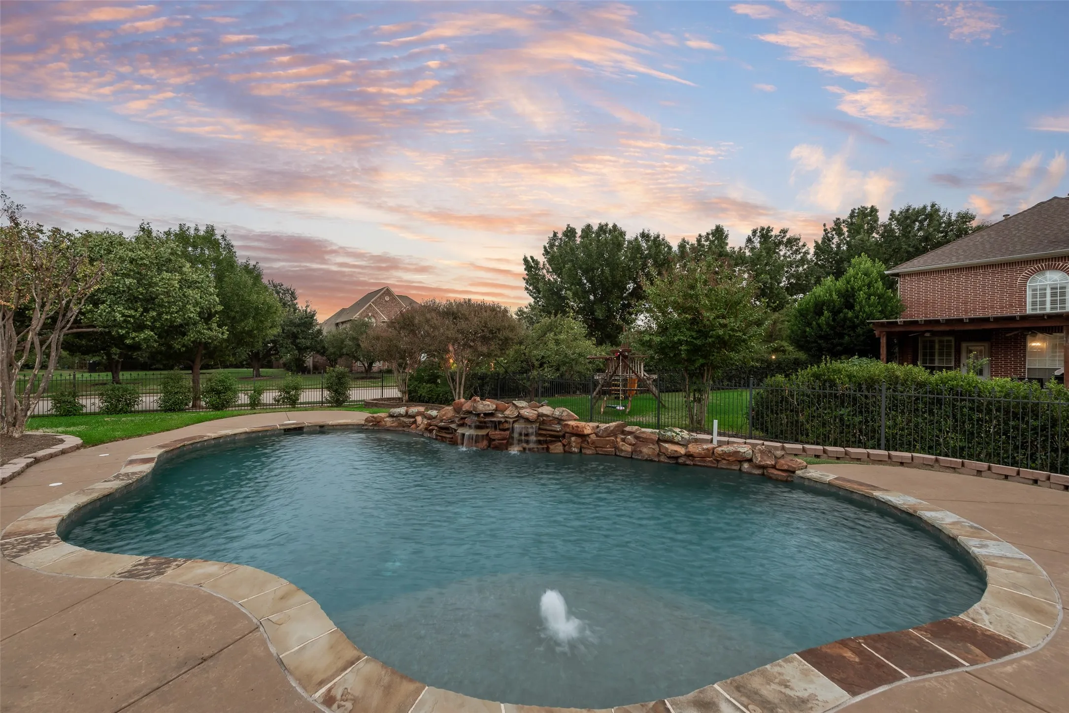 Single Family Residence For Sale in Tarrant County , 1901 Big Bend Cove, Southlake, Texas 76092, 4 Bedroom, 4 Bathroom, 3 Garage spaces, 3,963 Sqft, built in 1999, mls#21399936, Real Estate Agent in Southlake, Homes For Sale in Tarrant county, Homes For Sale in Southlake, Realtor in Southlake Texas, Real Estate Brokerage Independent Realty Texas, Luminita Cordes Realtor