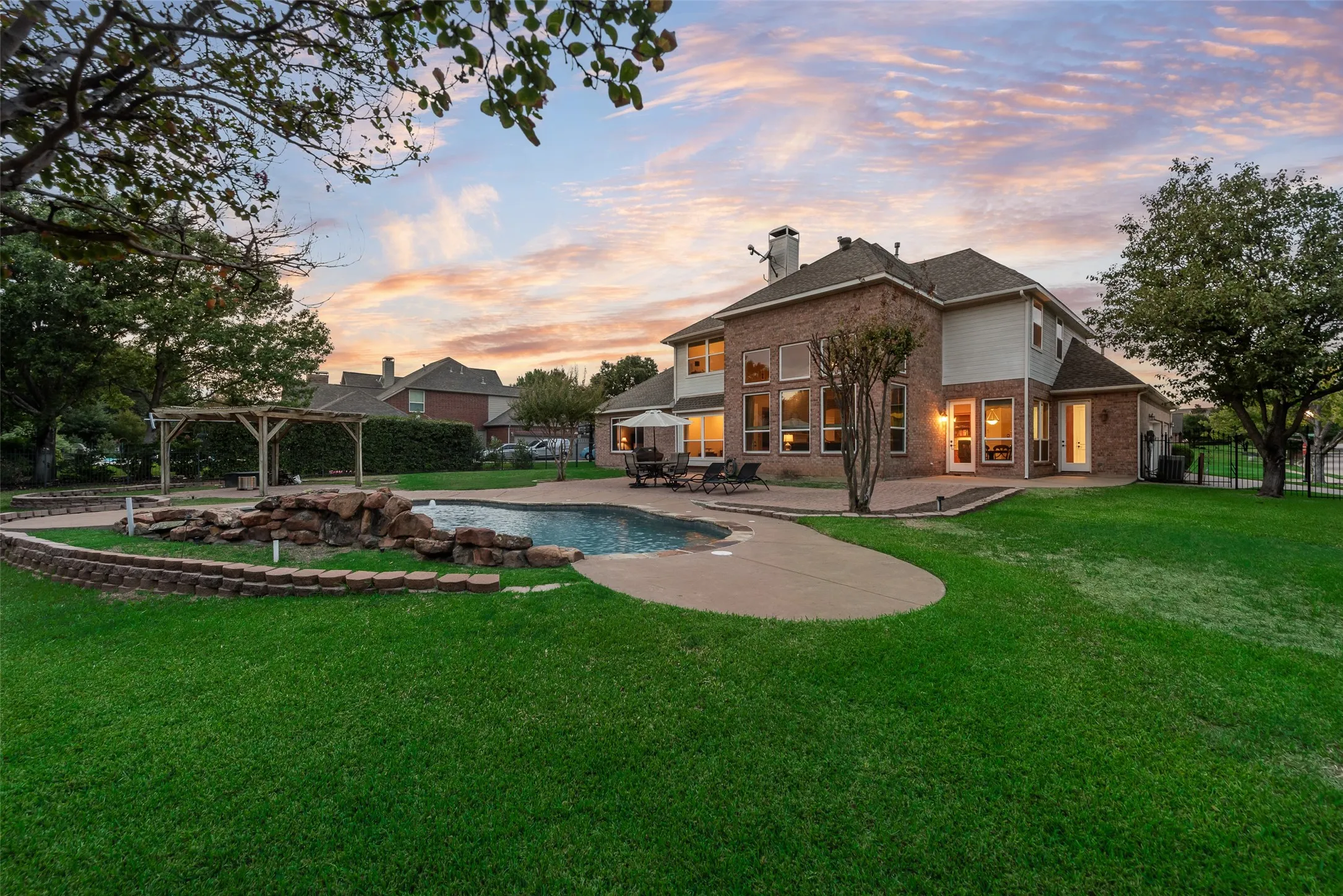 Single Family Residence For Sale in Tarrant County , 1901 Big Bend Cove, Southlake, Texas 76092, 4 Bedroom, 4 Bathroom, 3 Garage spaces, 3,963 Sqft, built in 1999, mls#21399936, Real Estate Agent in Southlake, Homes For Sale in Tarrant county, Homes For Sale in Southlake, Realtor in Southlake Texas, Real Estate Brokerage Independent Realty Texas, Luminita Cordes Realtor
