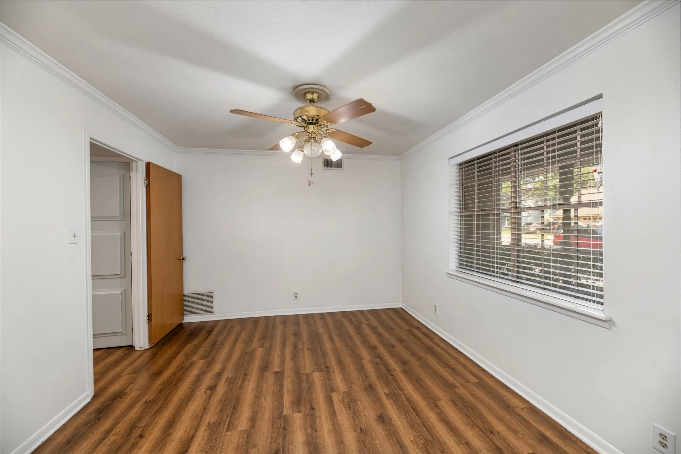Single Family Residence For Rent in Dallas County , 1208 Wentwood Drive, Irving, Texas 75061, 5 Bedroom, 3 Bathroom, 2 Garage spaces, 2,728 Sqft, built in 1963, mls#21400025, Real Estate Agent in Irving, Homes For Rent in Dallas county, Homes For Rent in Irving, Realtor in Irving Texas, Real Estate Brokerage Independent Realty Texas, Luminita Cordes Realtor