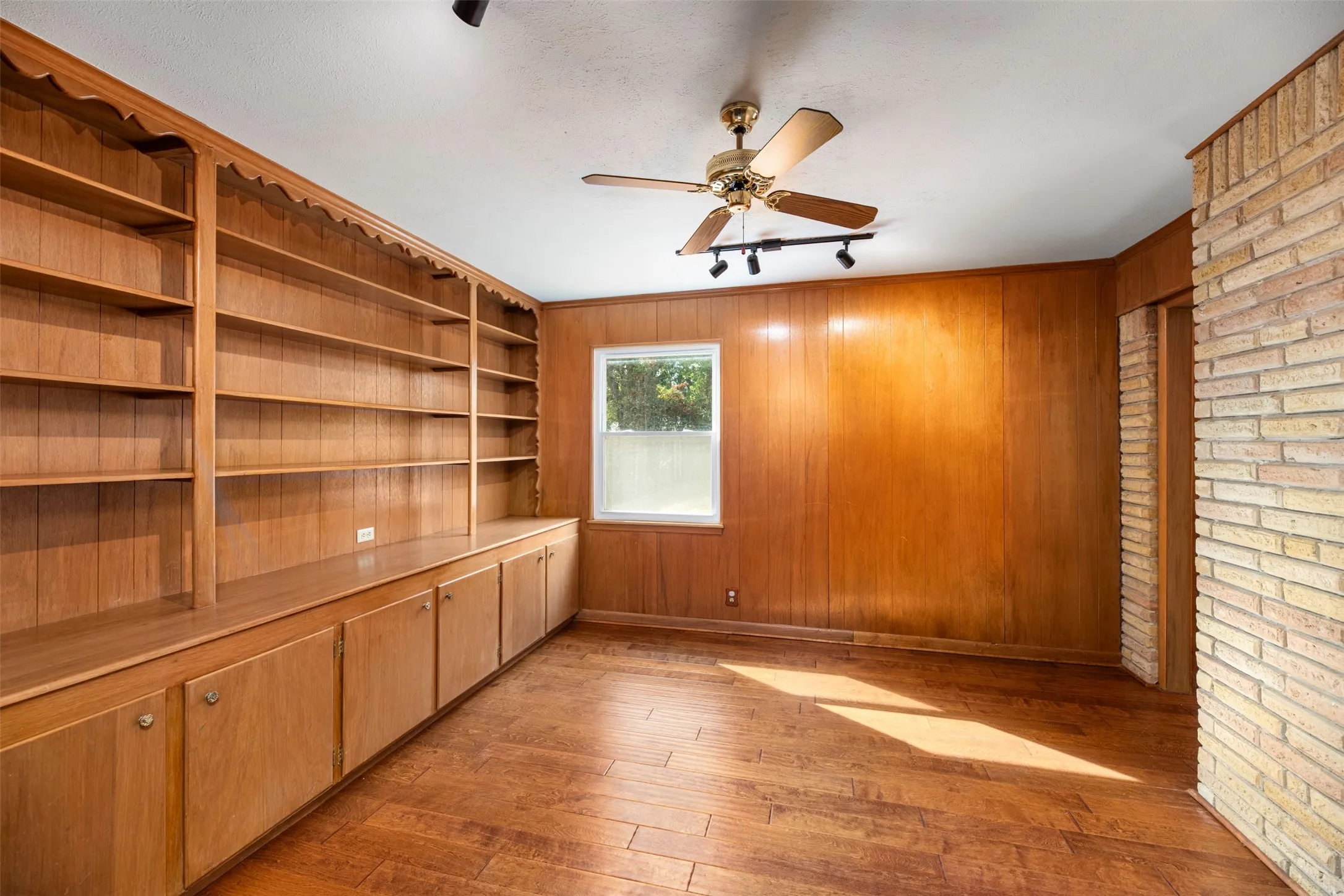 Single Family Residence For Rent in Dallas County , 1208 Wentwood Drive, Irving, Texas 75061, 5 Bedroom, 3 Bathroom, 2 Garage spaces, 2,728 Sqft, built in 1963, mls#21400025, Real Estate Agent in Irving, Homes For Rent in Dallas county, Homes For Rent in Irving, Realtor in Irving Texas, Real Estate Brokerage Independent Realty Texas, Luminita Cordes Realtor