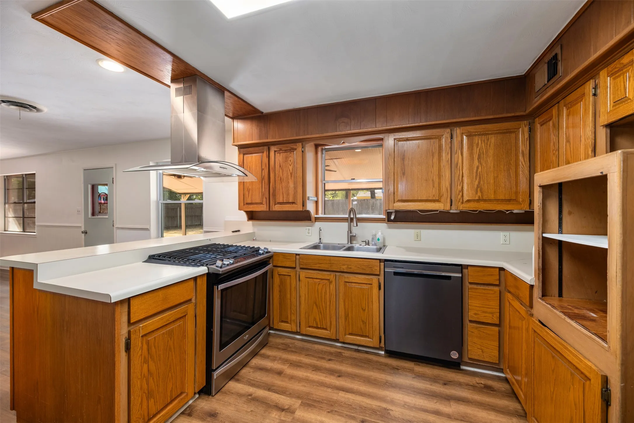 Single Family Residence For Rent in Dallas County , 1208 Wentwood Drive, Irving, Texas 75061, 5 Bedroom, 3 Bathroom, 2 Garage spaces, 2,728 Sqft, built in 1963, mls#21400025, Real Estate Agent in Irving, Homes For Rent in Dallas county, Homes For Rent in Irving, Realtor in Irving Texas, Real Estate Brokerage Independent Realty Texas, Luminita Cordes Realtor