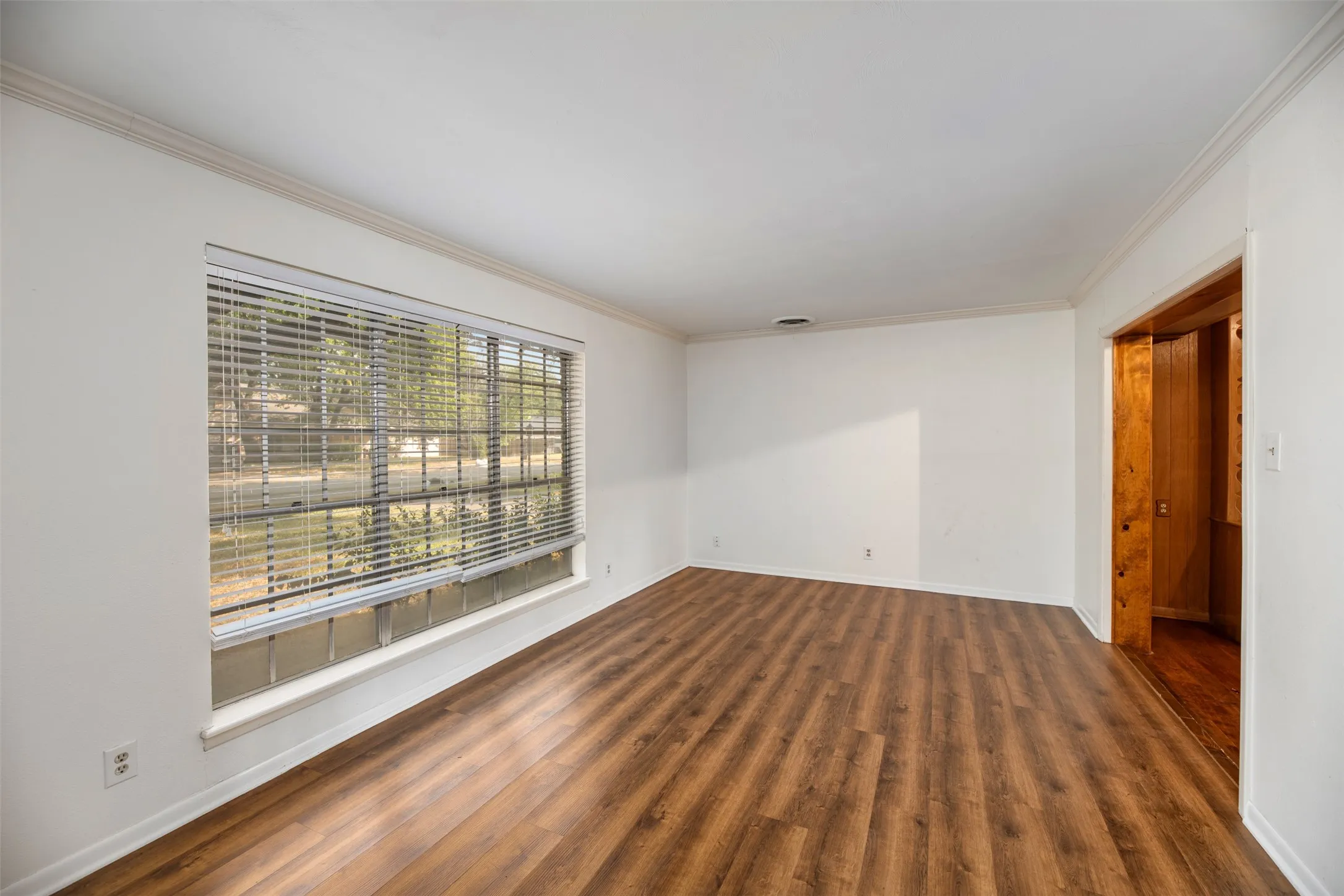 Single Family Residence For Rent in Dallas County , 1208 Wentwood Drive, Irving, Texas 75061, 5 Bedroom, 3 Bathroom, 2 Garage spaces, 2,728 Sqft, built in 1963, mls#21400025, Real Estate Agent in Irving, Homes For Rent in Dallas county, Homes For Rent in Irving, Realtor in Irving Texas, Real Estate Brokerage Independent Realty Texas, Luminita Cordes Realtor