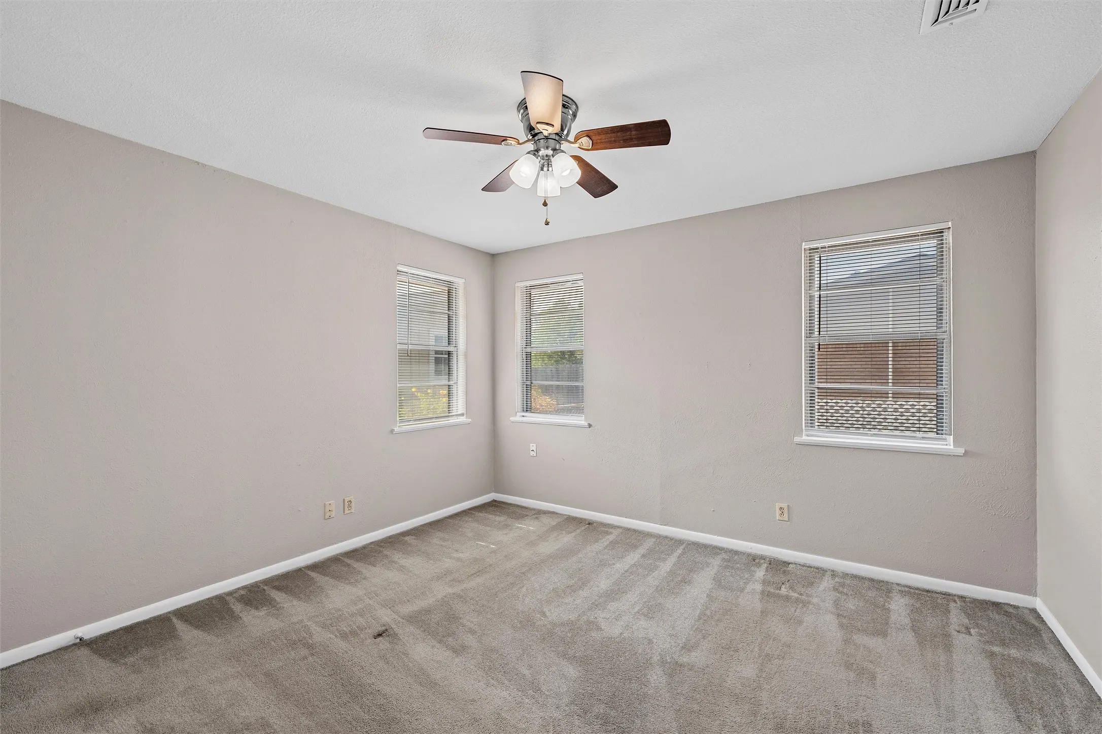 Single Family Residence For Sale in Mc Lennan County , 107 E Dawn Drive, Robinson, Texas 76706, 3 Bedroom, 2 Bathroom, 2 Garage spaces, 1,420 Sqft, built in 1964, mls#21399993, Real Estate Agent in Robinson, Homes For Sale in Mc Lennan county, Homes For Sale in Robinson, Realtor in Robinson Texas, Real Estate Brokerage Independent Realty Texas, Luminita Cordes Realtor