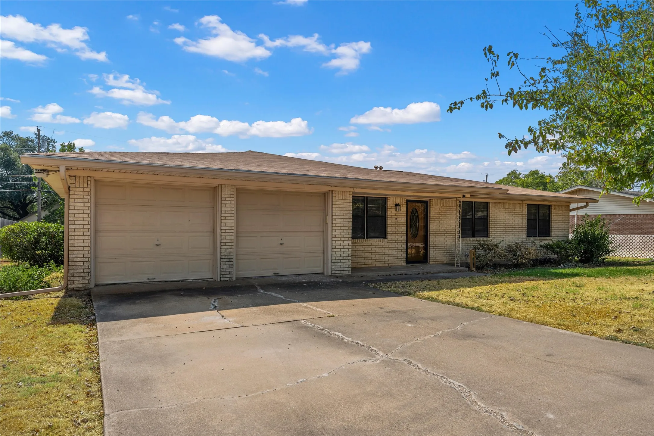 Single Family Residence For Sale in Mc Lennan County , 107 E Dawn Drive, Robinson, Texas 76706, 3 Bedroom, 2 Bathroom, 2 Garage spaces, 1,420 Sqft, built in 1964, mls#21399993, Real Estate Agent in Robinson, Homes For Sale in Mc Lennan county, Homes For Sale in Robinson, Realtor in Robinson Texas, Real Estate Brokerage Independent Realty Texas, Luminita Cordes Realtor