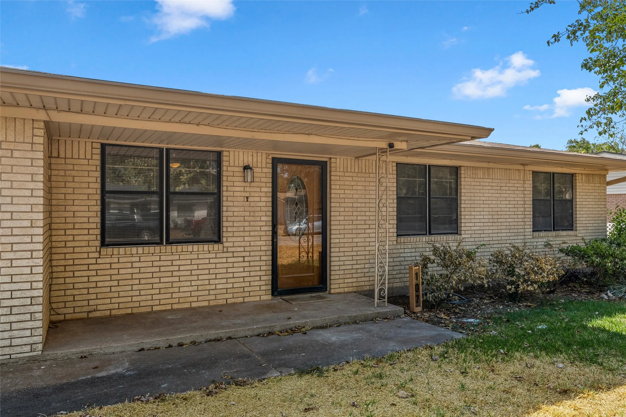 Single Family Residence For Sale in Mc Lennan County , 107 E Dawn Drive, Robinson, Texas 76706, 3 Bedroom, 2 Bathroom, 2 Garage spaces, 1,420 Sqft, built in 1964, mls#21399993, Real Estate Agent in Robinson, Homes For Sale in Mc Lennan county, Homes For Sale in Robinson, Realtor in Robinson Texas, Real Estate Brokerage Independent Realty Texas, Luminita Cordes Realtor