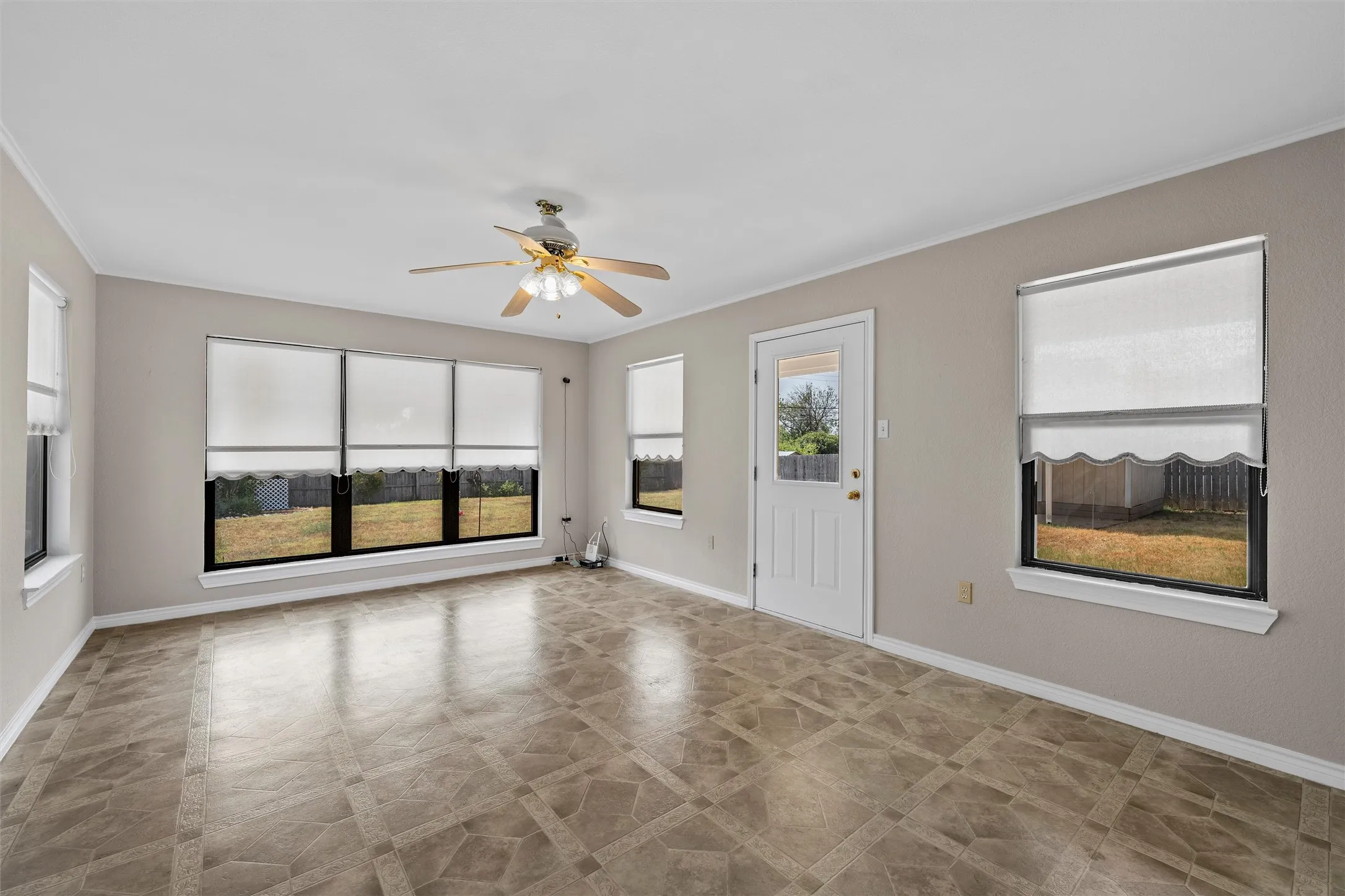 Single Family Residence For Sale in Mc Lennan County , 107 E Dawn Drive, Robinson, Texas 76706, 3 Bedroom, 2 Bathroom, 2 Garage spaces, 1,420 Sqft, built in 1964, mls#21399993, Real Estate Agent in Robinson, Homes For Sale in Mc Lennan county, Homes For Sale in Robinson, Realtor in Robinson Texas, Real Estate Brokerage Independent Realty Texas, Luminita Cordes Realtor