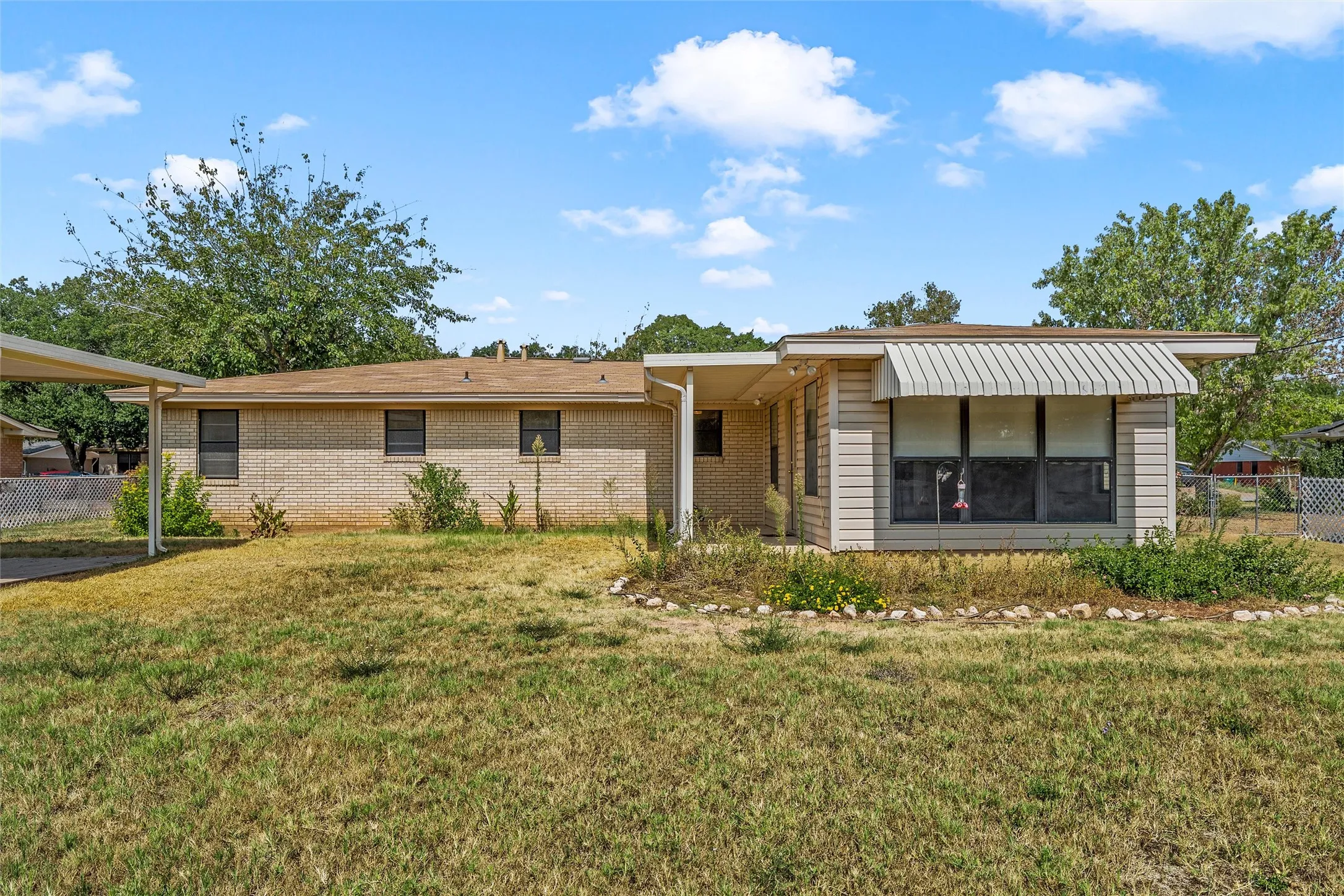 Single Family Residence For Sale in Mc Lennan County , 107 E Dawn Drive, Robinson, Texas 76706, 3 Bedroom, 2 Bathroom, 2 Garage spaces, 1,420 Sqft, built in 1964, mls#21399993, Real Estate Agent in Robinson, Homes For Sale in Mc Lennan county, Homes For Sale in Robinson, Realtor in Robinson Texas, Real Estate Brokerage Independent Realty Texas, Luminita Cordes Realtor