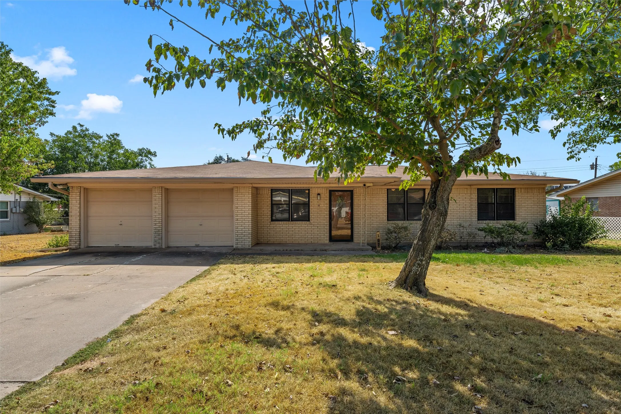 Single Family Residence For Sale in Mc Lennan County , 107 E Dawn Drive, Robinson, Texas 76706, 3 Bedroom, 2 Bathroom, 2 Garage spaces, 1,420 Sqft, built in 1964, mls#21399993, Real Estate Agent in Robinson, Homes For Sale in Mc Lennan county, Homes For Sale in Robinson, Realtor in Robinson Texas, Real Estate Brokerage Independent Realty Texas, Luminita Cordes Realtor