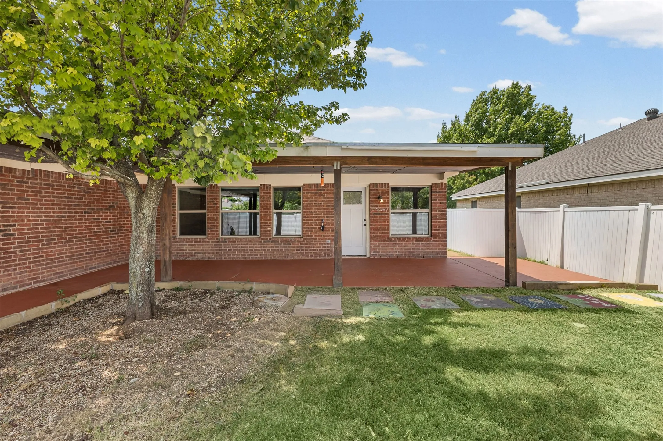 Single Family Residence For Sale in Dallas County , 232 Laramie Lane, De Soto, Texas 75115, 3 Bedroom, 2 Bathroom, 2 Garage spaces, 2,160 Sqft, built in 2002, mls#21400032, Real Estate Agent in De Soto, Homes For Sale in Dallas county, Homes For Sale in De Soto, Realtor in De Soto Texas, Real Estate Brokerage Independent Realty Texas, Luminita Cordes Realtor