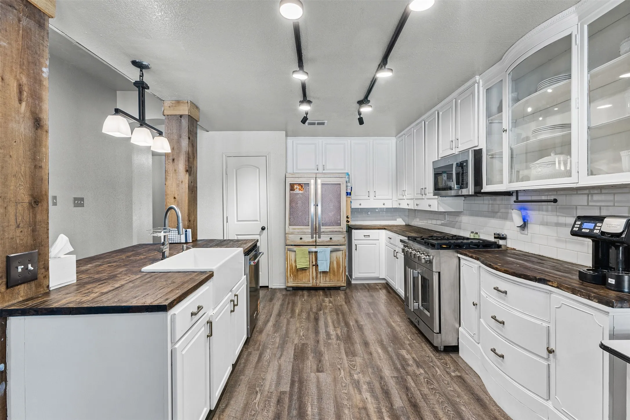 Single Family Residence For Sale in Dallas County , 232 Laramie Lane, De Soto, Texas 75115, 3 Bedroom, 2 Bathroom, 2 Garage spaces, 2,160 Sqft, built in 2002, mls#21400032, Real Estate Agent in De Soto, Homes For Sale in Dallas county, Homes For Sale in De Soto, Realtor in De Soto Texas, Real Estate Brokerage Independent Realty Texas, Luminita Cordes Realtor