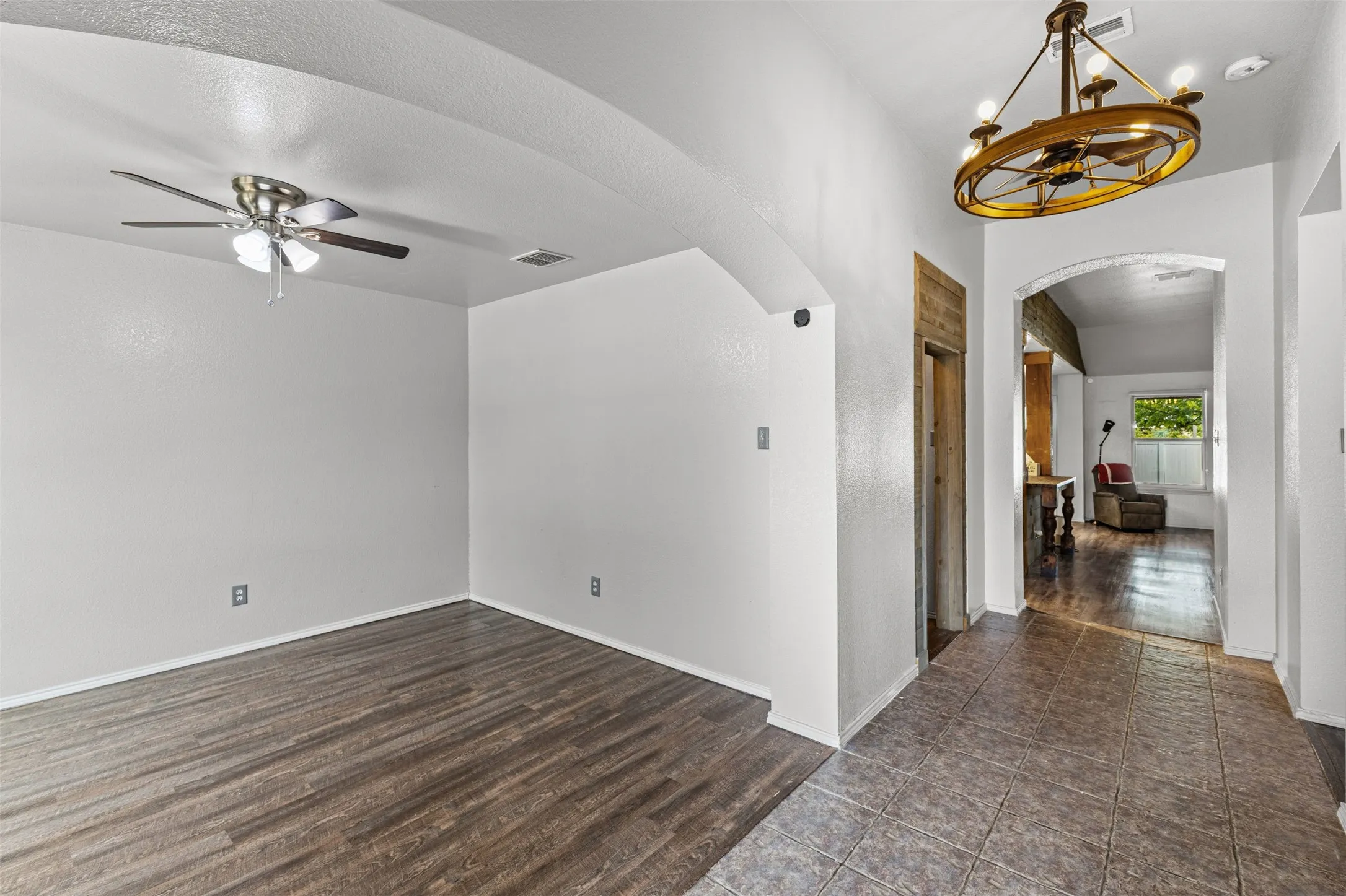 Single Family Residence For Sale in Dallas County , 232 Laramie Lane, De Soto, Texas 75115, 3 Bedroom, 2 Bathroom, 2 Garage spaces, 2,160 Sqft, built in 2002, mls#21400032, Real Estate Agent in De Soto, Homes For Sale in Dallas county, Homes For Sale in De Soto, Realtor in De Soto Texas, Real Estate Brokerage Independent Realty Texas, Luminita Cordes Realtor