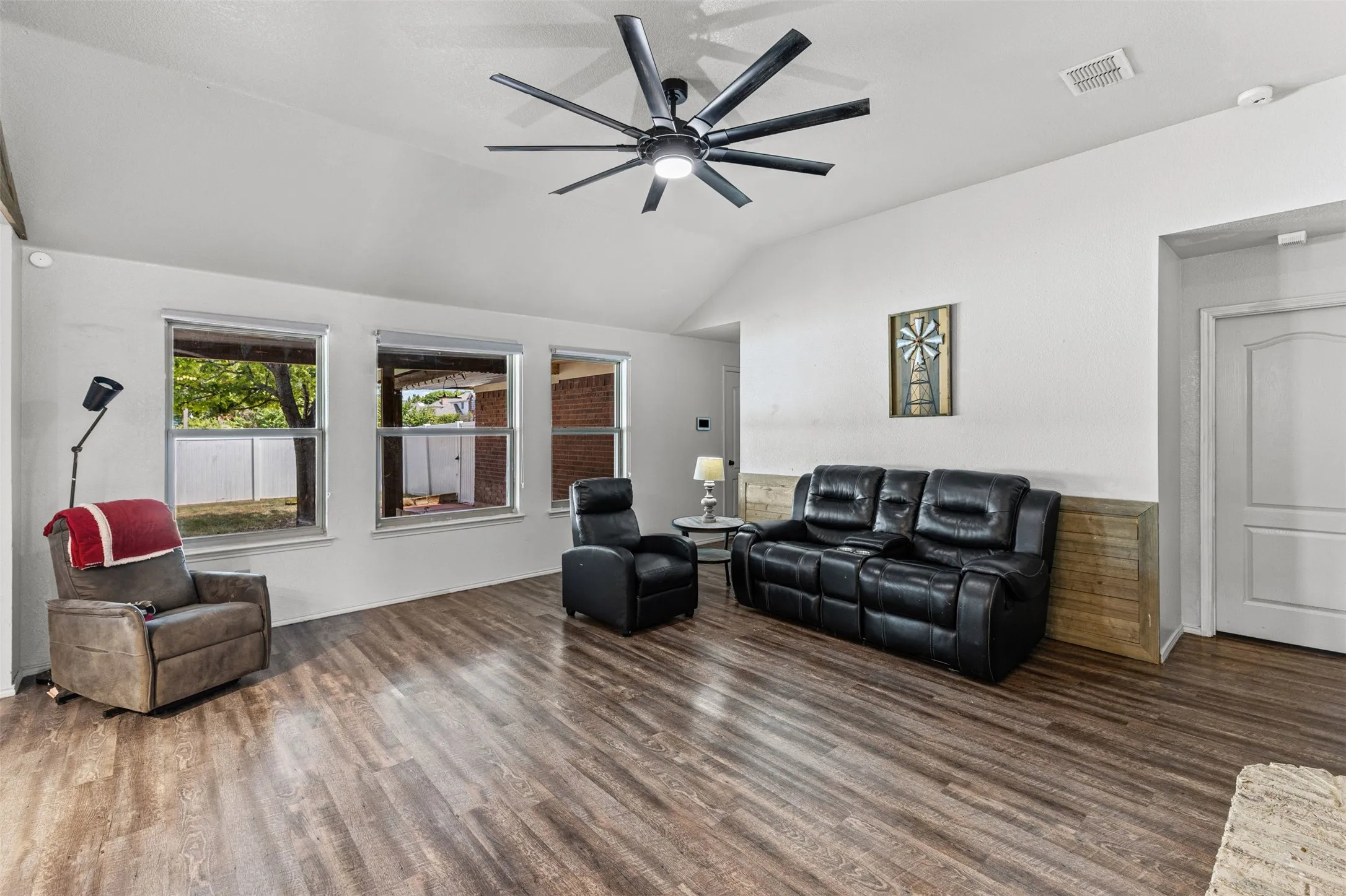 Single Family Residence For Sale in Dallas County , 232 Laramie Lane, De Soto, Texas 75115, 3 Bedroom, 2 Bathroom, 2 Garage spaces, 2,160 Sqft, built in 2002, mls#21400032, Real Estate Agent in De Soto, Homes For Sale in Dallas county, Homes For Sale in De Soto, Realtor in De Soto Texas, Real Estate Brokerage Independent Realty Texas, Luminita Cordes Realtor