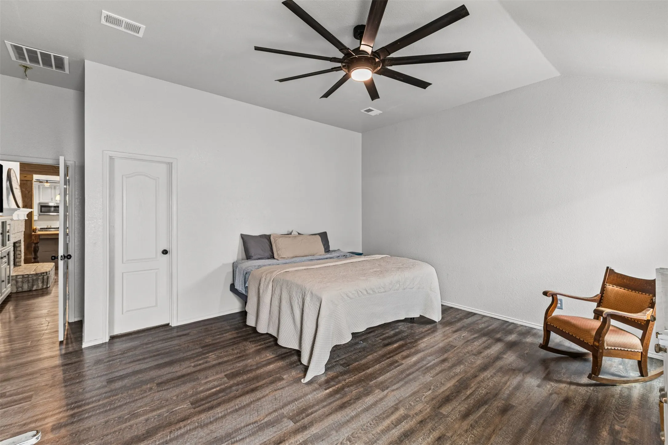 Single Family Residence For Sale in Dallas County , 232 Laramie Lane, De Soto, Texas 75115, 3 Bedroom, 2 Bathroom, 2 Garage spaces, 2,160 Sqft, built in 2002, mls#21400032, Real Estate Agent in De Soto, Homes For Sale in Dallas county, Homes For Sale in De Soto, Realtor in De Soto Texas, Real Estate Brokerage Independent Realty Texas, Luminita Cordes Realtor
