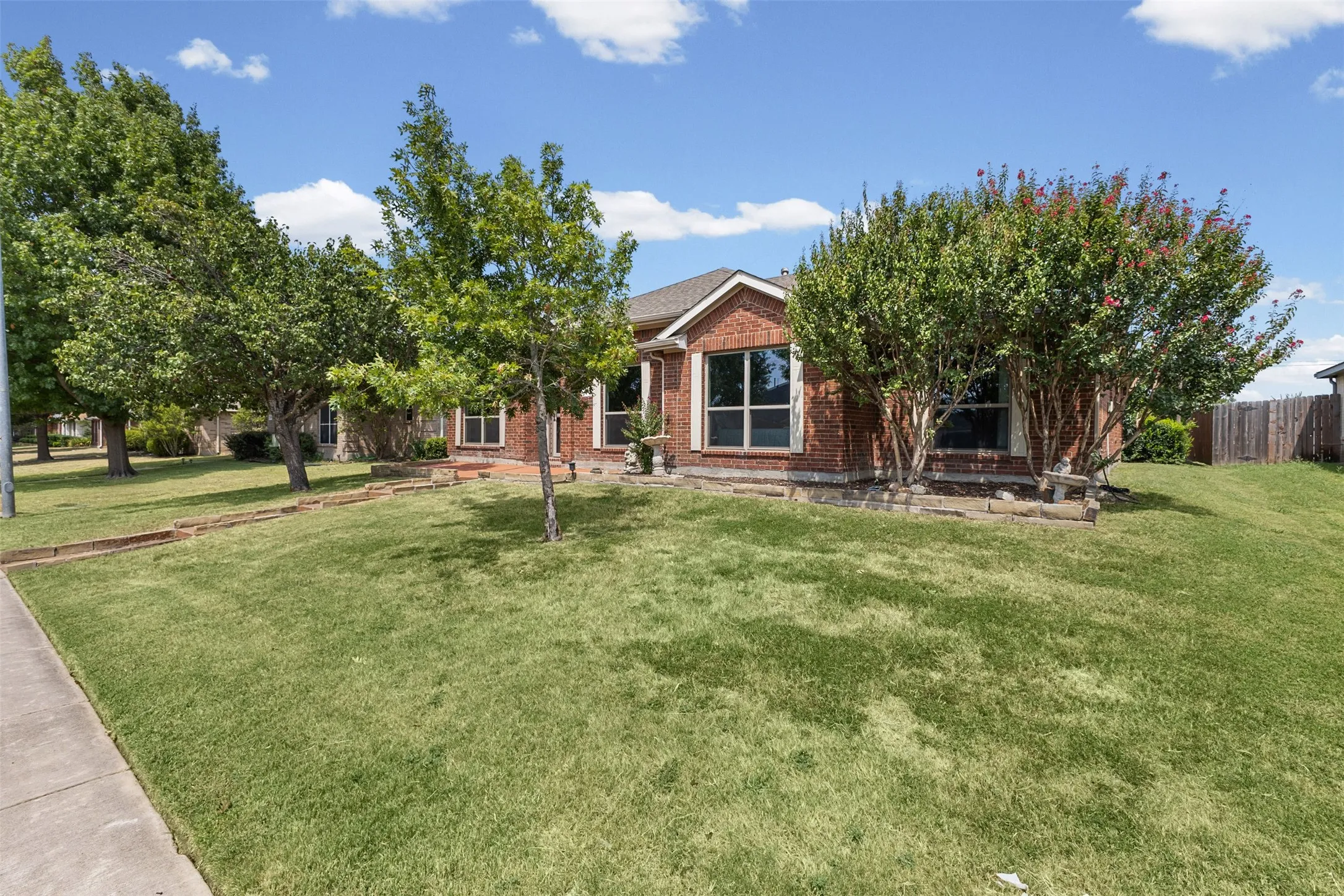 Single Family Residence For Sale in Dallas County , 232 Laramie Lane, De Soto, Texas 75115, 3 Bedroom, 2 Bathroom, 2 Garage spaces, 2,160 Sqft, built in 2002, mls#21400032, Real Estate Agent in De Soto, Homes For Sale in Dallas county, Homes For Sale in De Soto, Realtor in De Soto Texas, Real Estate Brokerage Independent Realty Texas, Luminita Cordes Realtor