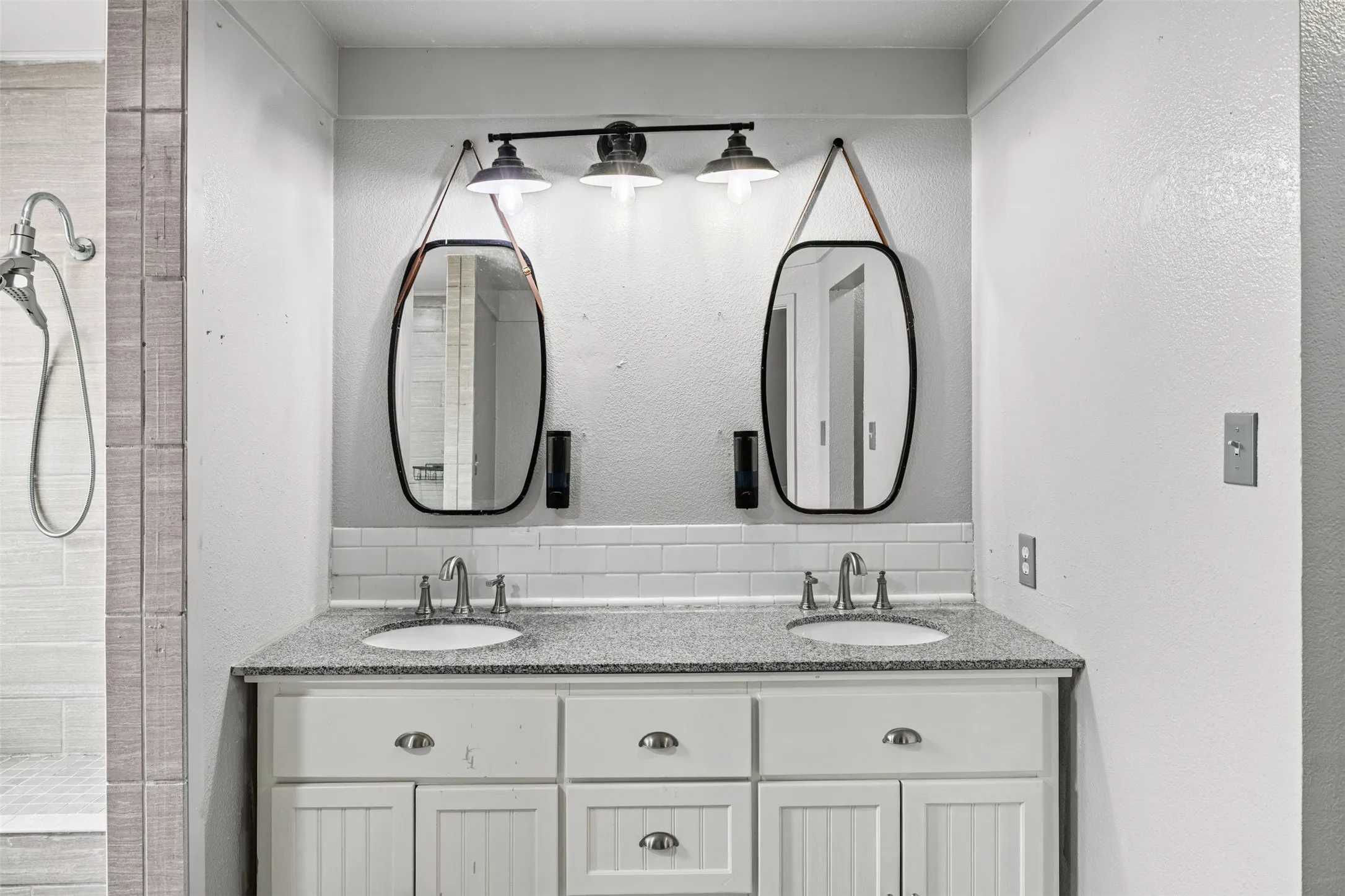 Single Family Residence For Sale in Dallas County , 232 Laramie Lane, De Soto, Texas 75115, 3 Bedroom, 2 Bathroom, 2 Garage spaces, 2,160 Sqft, built in 2002, mls#21400032, Real Estate Agent in De Soto, Homes For Sale in Dallas county, Homes For Sale in De Soto, Realtor in De Soto Texas, Real Estate Brokerage Independent Realty Texas, Luminita Cordes Realtor