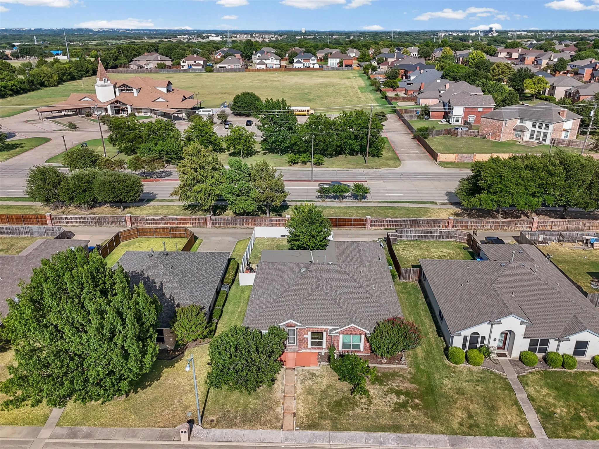 Single Family Residence For Sale in Dallas County , 232 Laramie Lane, De Soto, Texas 75115, 3 Bedroom, 2 Bathroom, 2 Garage spaces, 2,160 Sqft, built in 2002, mls#21400032, Real Estate Agent in De Soto, Homes For Sale in Dallas county, Homes For Sale in De Soto, Realtor in De Soto Texas, Real Estate Brokerage Independent Realty Texas, Luminita Cordes Realtor